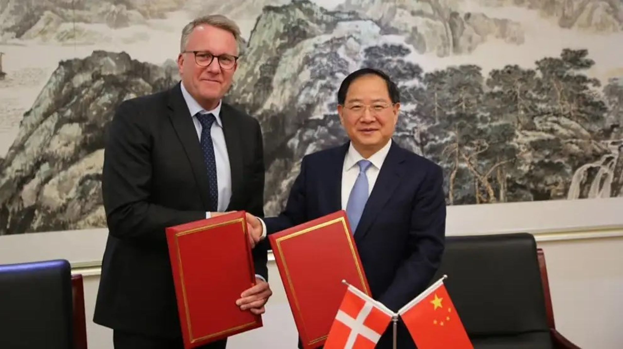 Morten Bødskov og Jin&nbsp;Zhuanglong, Kinas minister for industri og informationsteknologi, underskrev onsdag en aftale om grøn skibsfart.&nbsp;