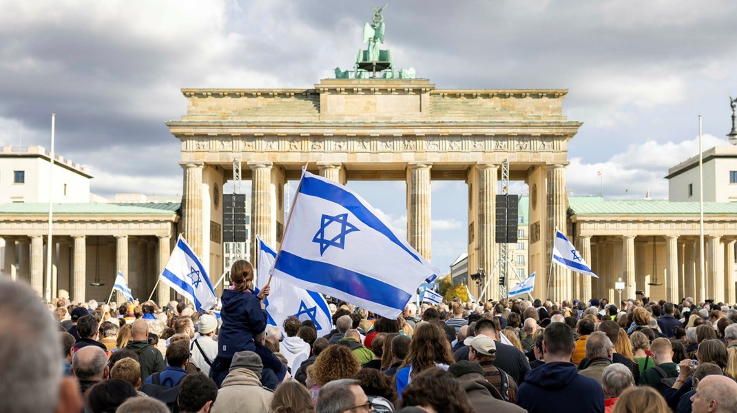 Flere steder i Europa har demonstranter protesteret imod antisemitisme. Her i Berlin foran Brandenburger Tor. Nu vil EU-Kommissionen sætte ind med flere initiativer.