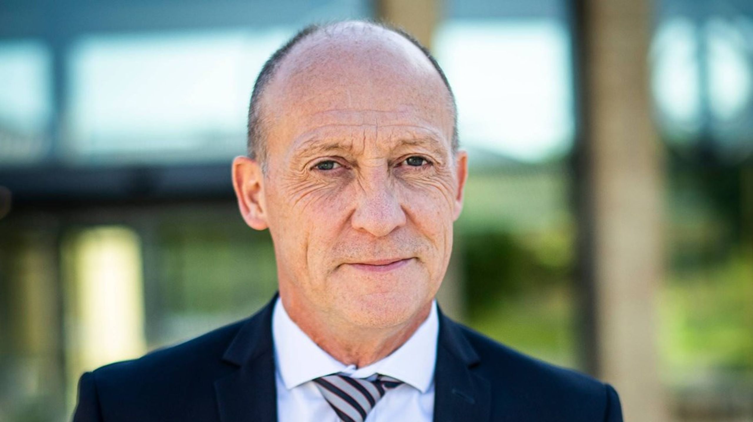 Den 60-årige afgående bankdirektør Bjarne Larsen har været ansat i Sydbank i 34 år. De seneste ti år har han været medlem af bankens direktion.