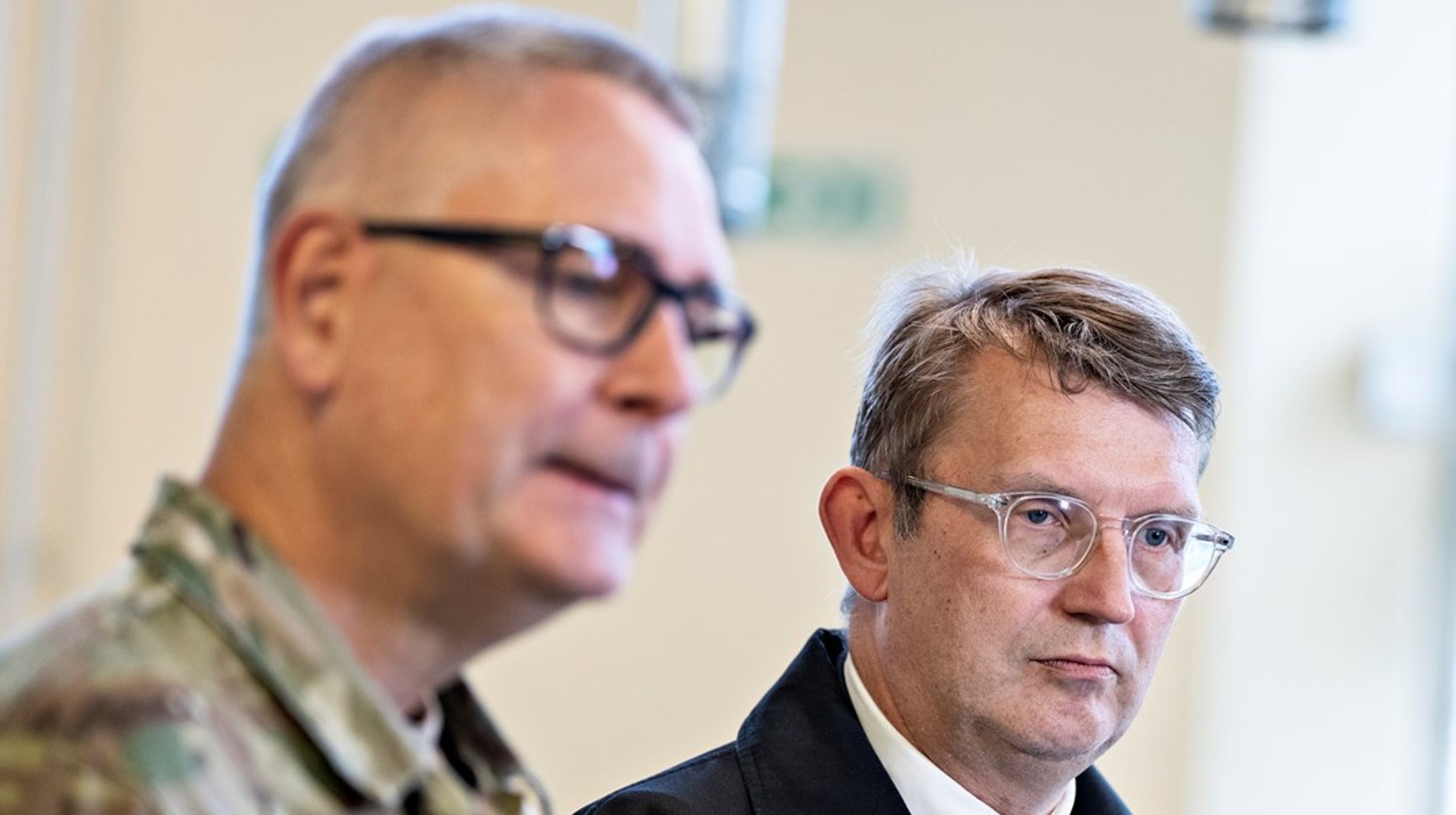 Den lækkede plan om udarbejdelsen af 28 analyser viser hvor lidt, det politiske niveau egentligt ønsker at påtage sig ansvar for Danmarks foranstående militære oprustning, skriver&nbsp;Martin Mosvad.