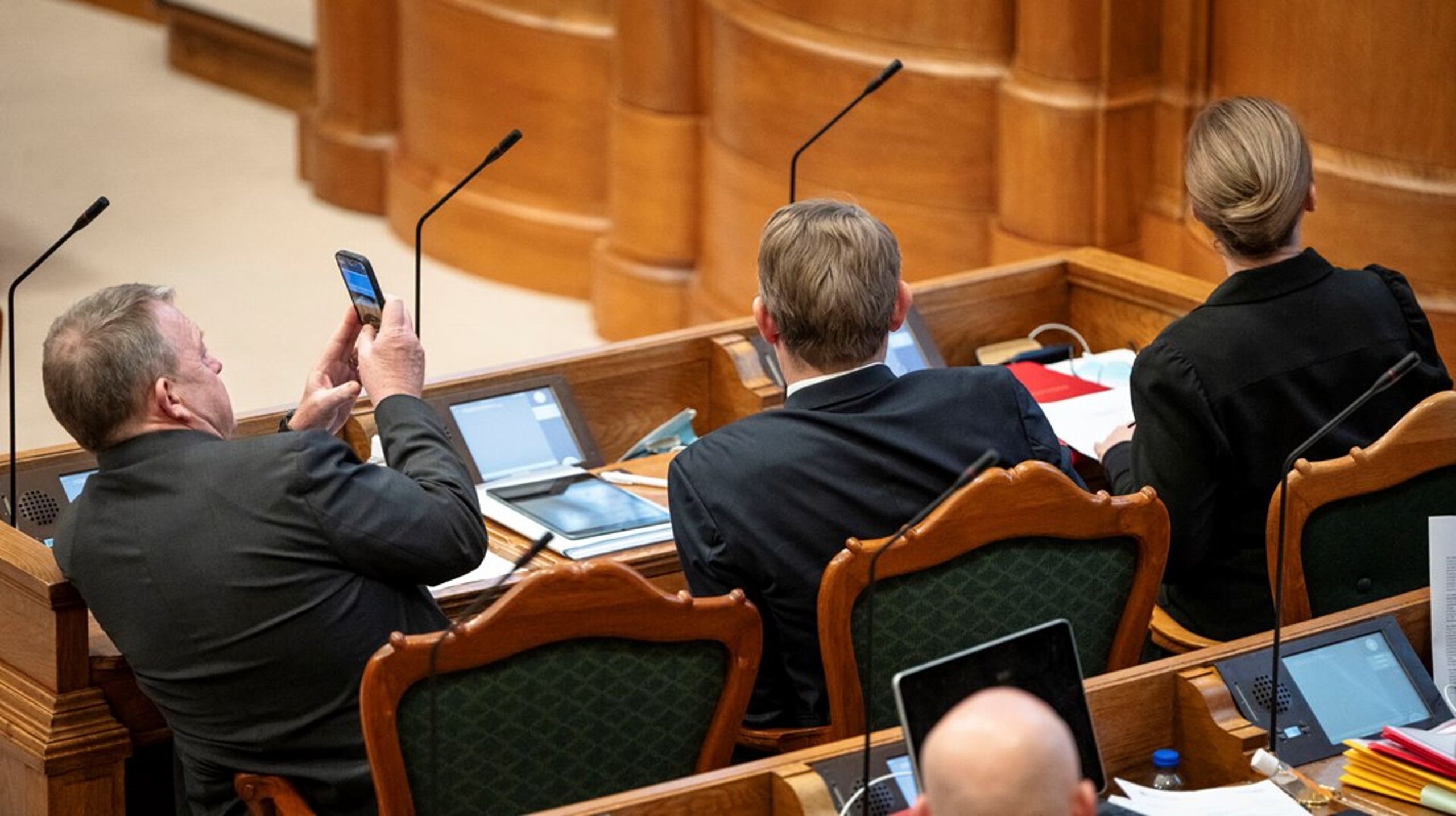 Ingen af de tre regeringspartier gik på talerstolen for at forsvare koranloven, da den torsdag var til tredjebehandling i folketingssalen. Udenrigsminister Lars Løkke Rasmussen (M) sørgede dog for at dokumentere afstemningens udfald med et billede.