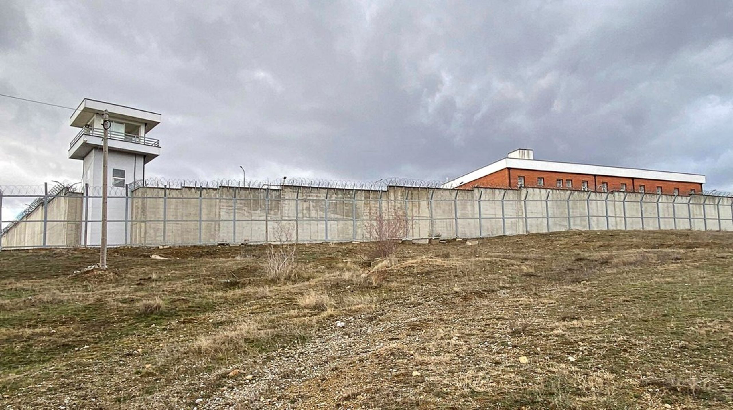 Aftalen om at leje 300 fængselspladser til udvisningsdømte kriminelle i fængslet i Gjilan mangler fortsat&nbsp;at blive godkendt i Kosovos parlament.&nbsp;