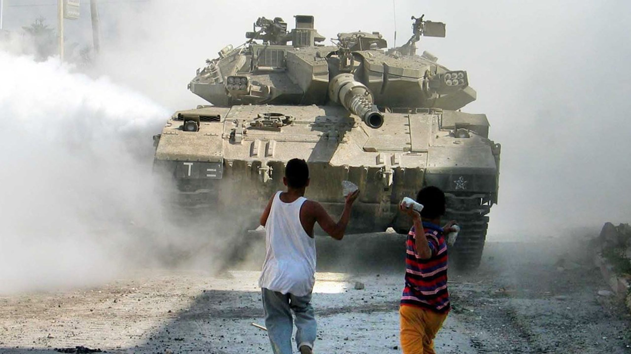 <div>Palæstinensiske børn kaster sten mod en israelsk tank på i byen Jenin på Vestbredden august 2003.<br></div>