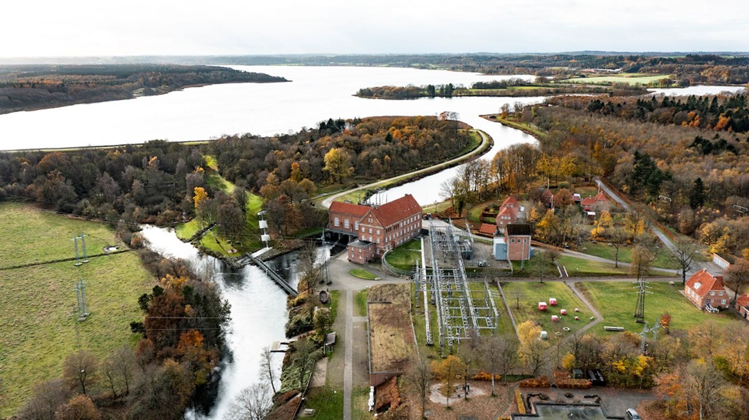 Tangeværket er et gammelt vandkraftværk, der ligger i Gudenåen. I baggrunden ses den kunstige&nbsp;Tange Sø, som er etableret for at kunne producere strøm.