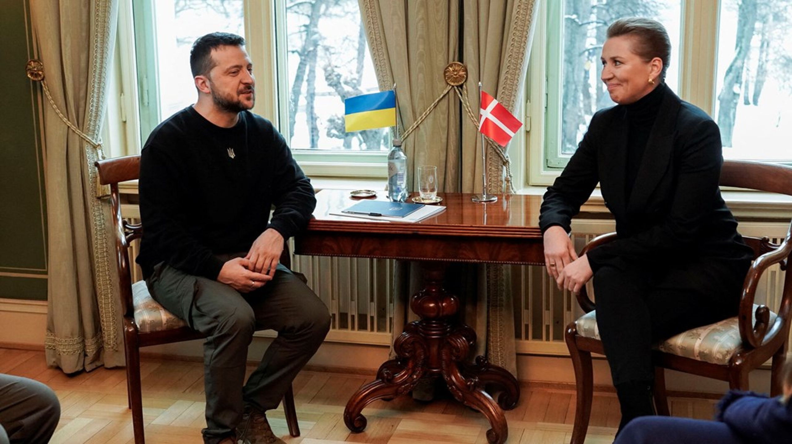 Ukraines præsident&nbsp;Volodymyr Zelenskyj og statsminister Mette Frederiksen poserer for pressen ved topmødet i Oslo onsdag.