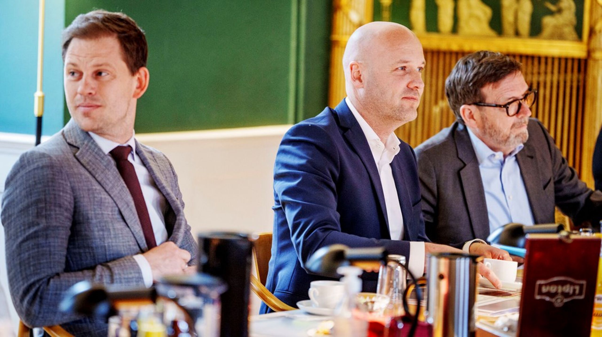 Danske Regioners formand Anders Kühnau (i midten) vil lade regionerne overtage ansvaret for både dele af den kommunale hjemmepleje og kommunernes såkaldte midlertidige pladser.<br>