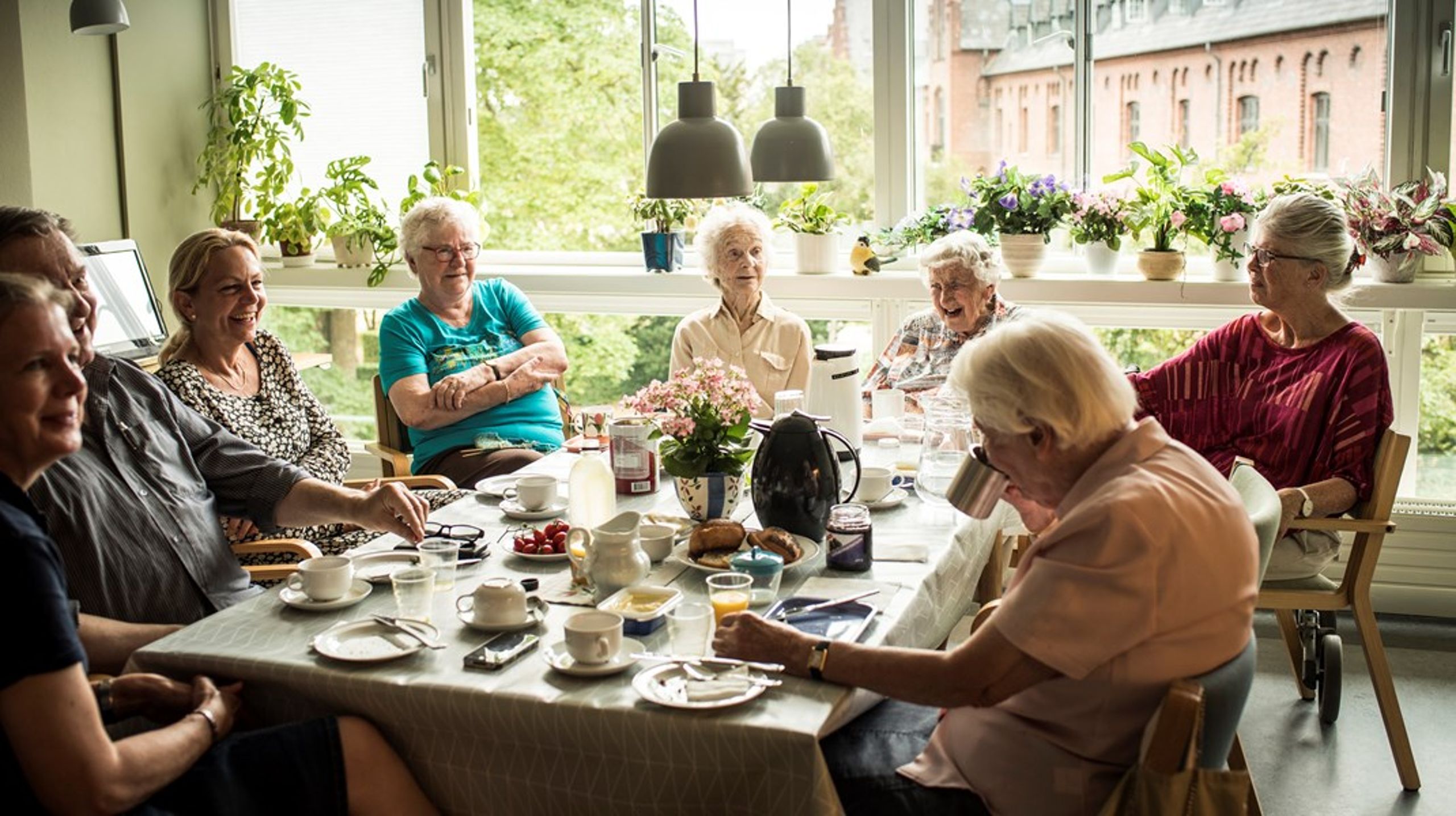 Seniorer er forskellige mennesker med forskellige behov. Derfor skal vi ikke kun tænke i nye plejehjemsboliger, men også andre boligformer, hvor ældre kan trives og leve, skriver Katrine Lester.