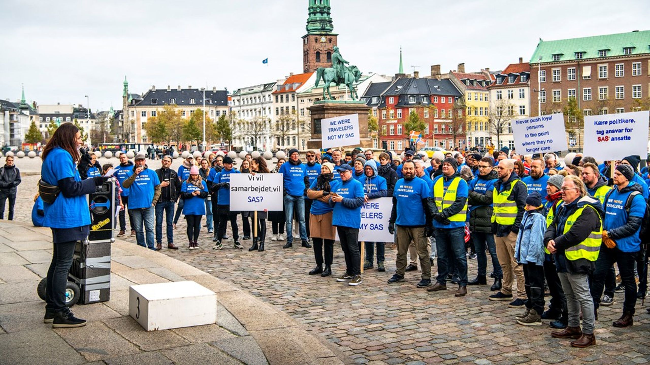 SAS-medarbejdere demonstrerer for bedre arbejdsmiljø foran Christiansborg.