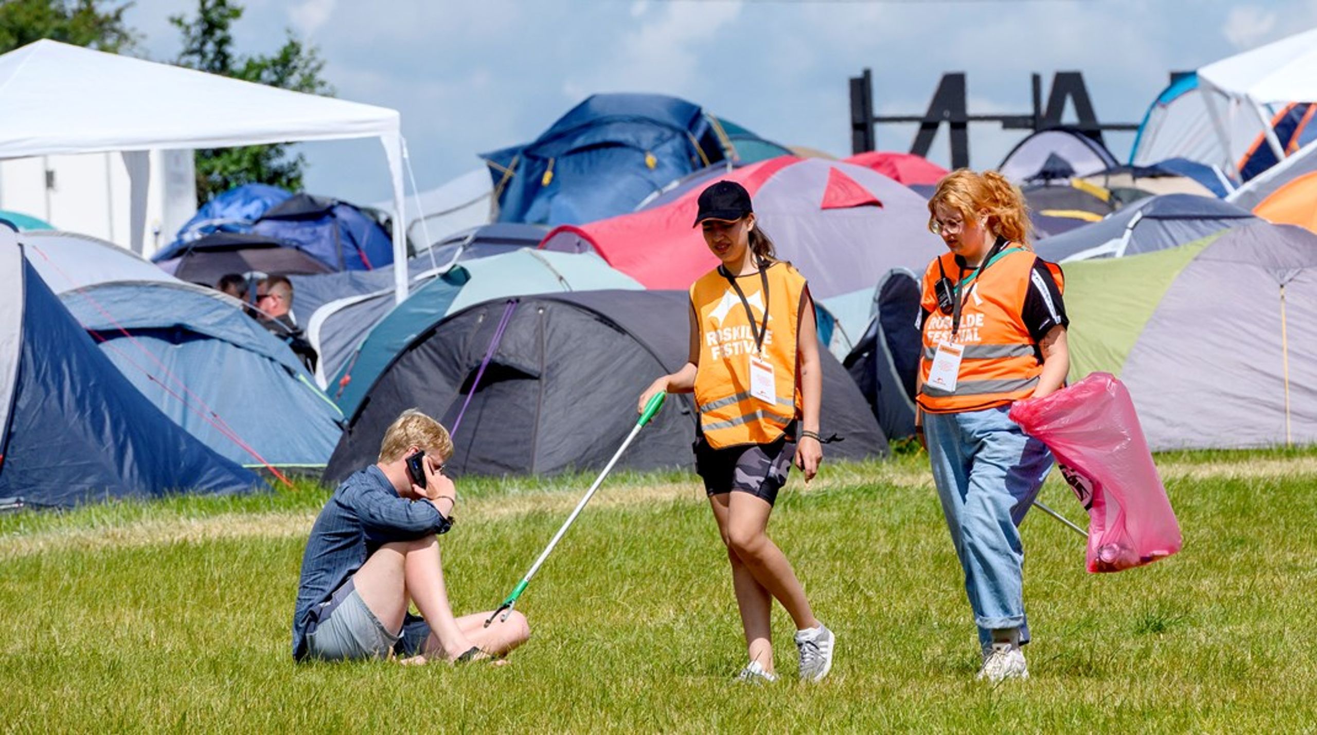 To frivillige på campingpladsen ved Roskilde Festival.<br>