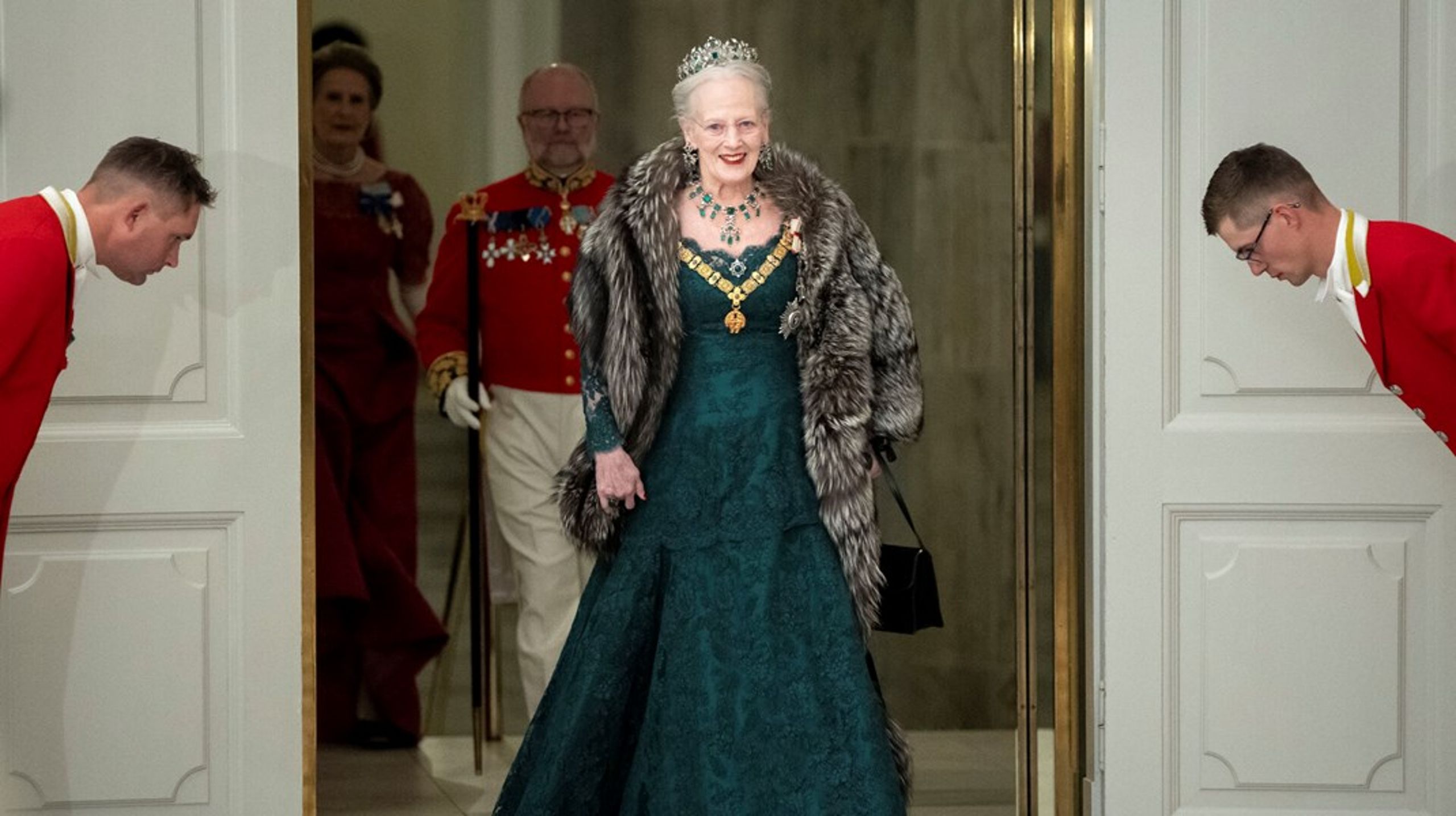Dronning Margrethe overlader tronen til sin ældste søn, kronprins Frederik. Han bliver kong Frederik 10.