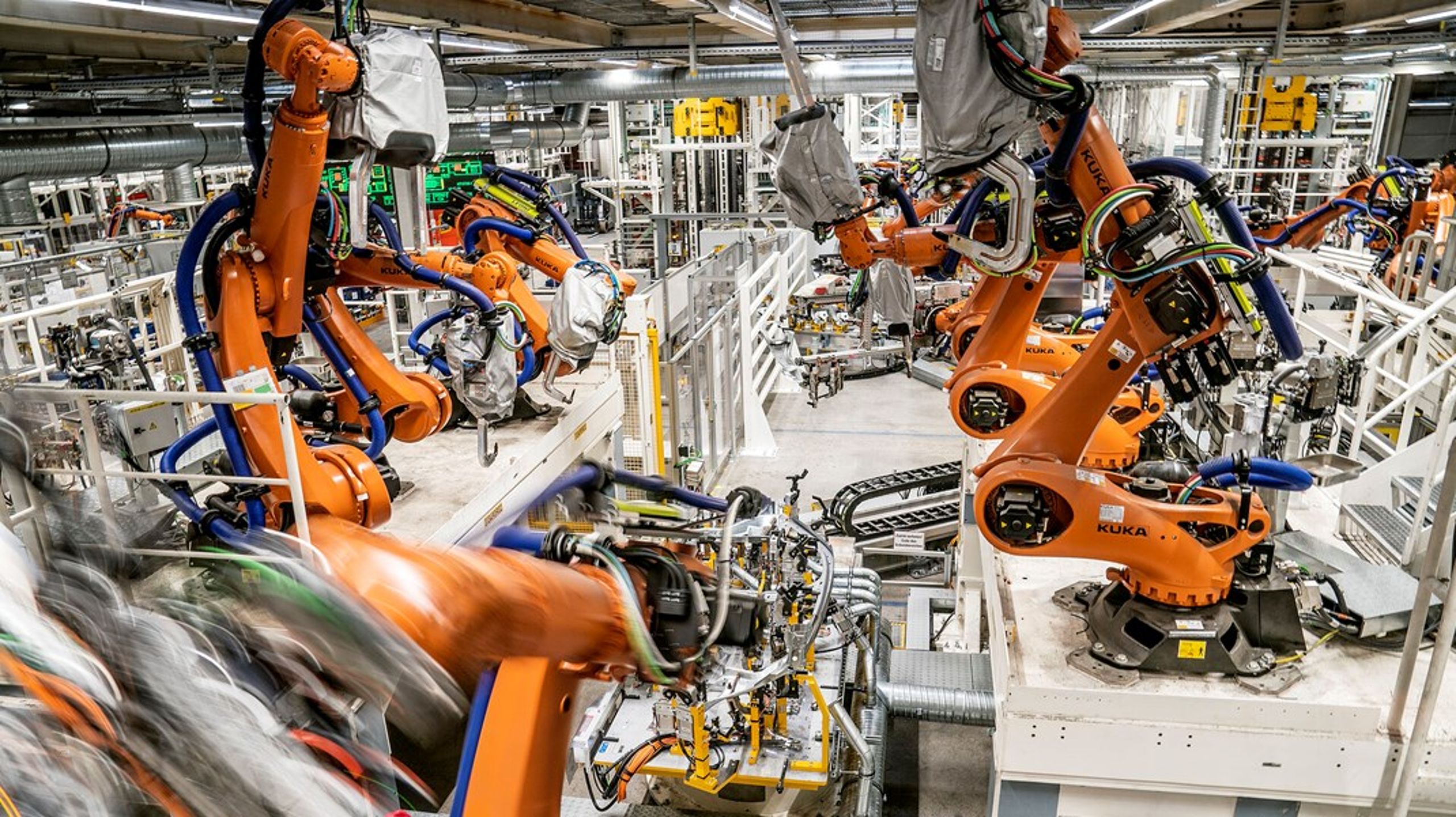 Lige nu ser vi et arbejdsmarked, hvor der er ekstrem stor mangel på arbejdskraft. Her vil robotter være en stor hjælp, skriver Emil Drevsfeldt Nielsen, der er&nbsp;erhvervspolitisk direktør i Dansk Metal.