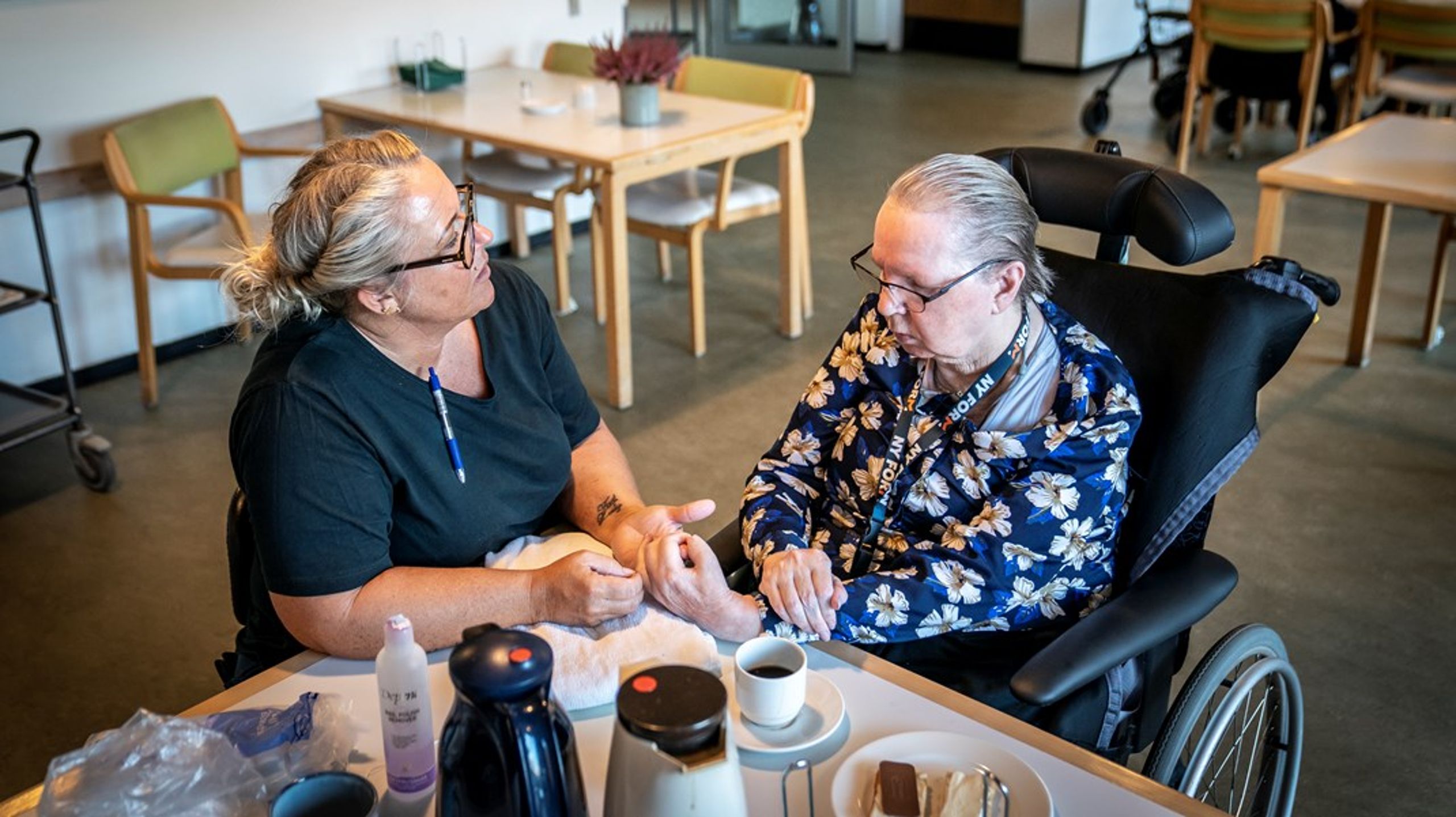 Frontpersonale i ældreplejen kan med fordel hjælpe med at opspore og støtte den oversete gruppe af sorgramte ældre, skriver Preben Engelbrekt.