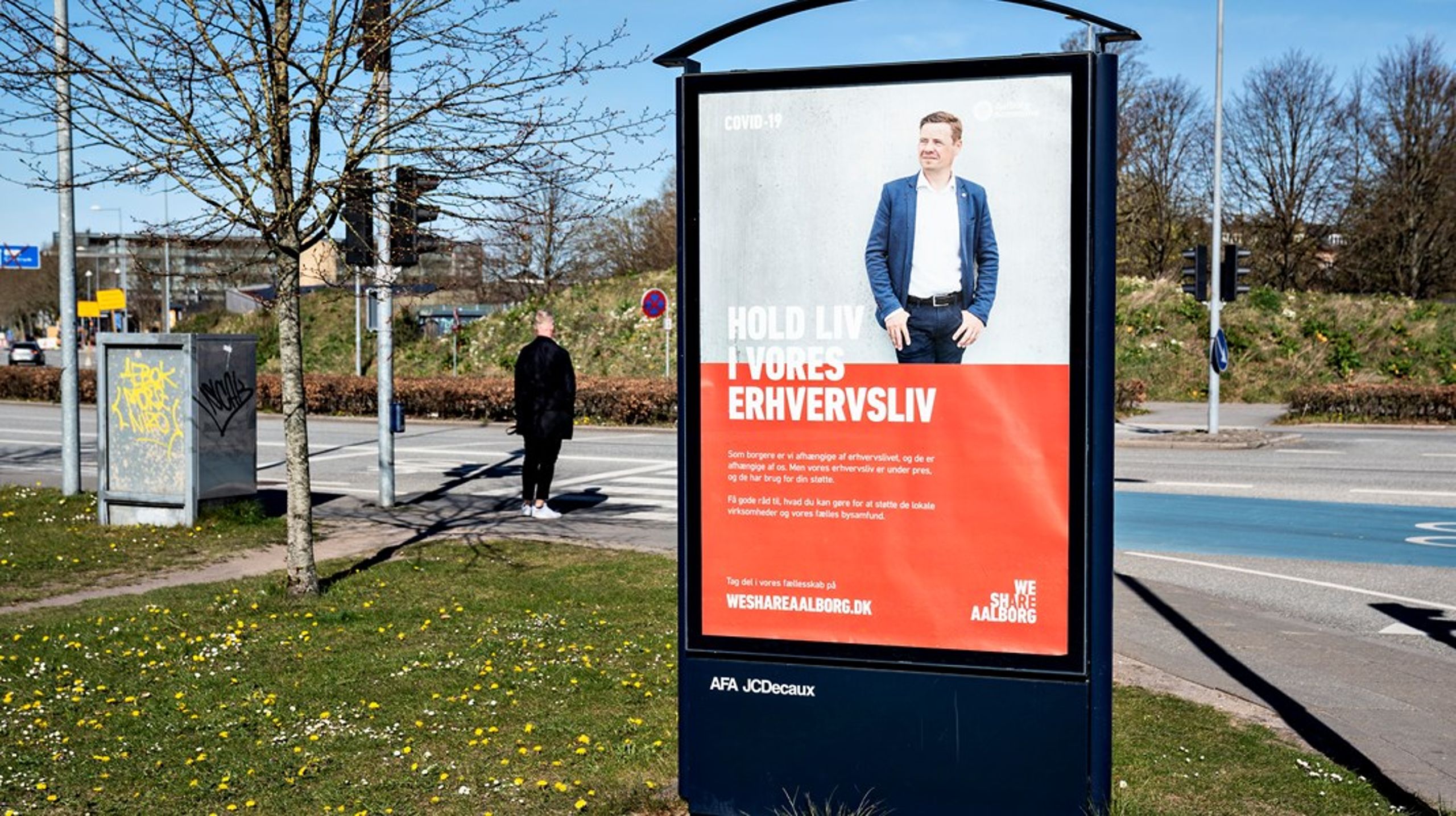 Borgmesteren i Aalborg optrådte i 2020 i kommunalt betalte outdoor-reklamer overalt i bybilledet i Aalborg, skriver. Eksponeringen af ledende politikere i kommunerne antager nogle gange nærmest karakter af egentlig propaganda og kampagne, skriver Roger Buch. <br>