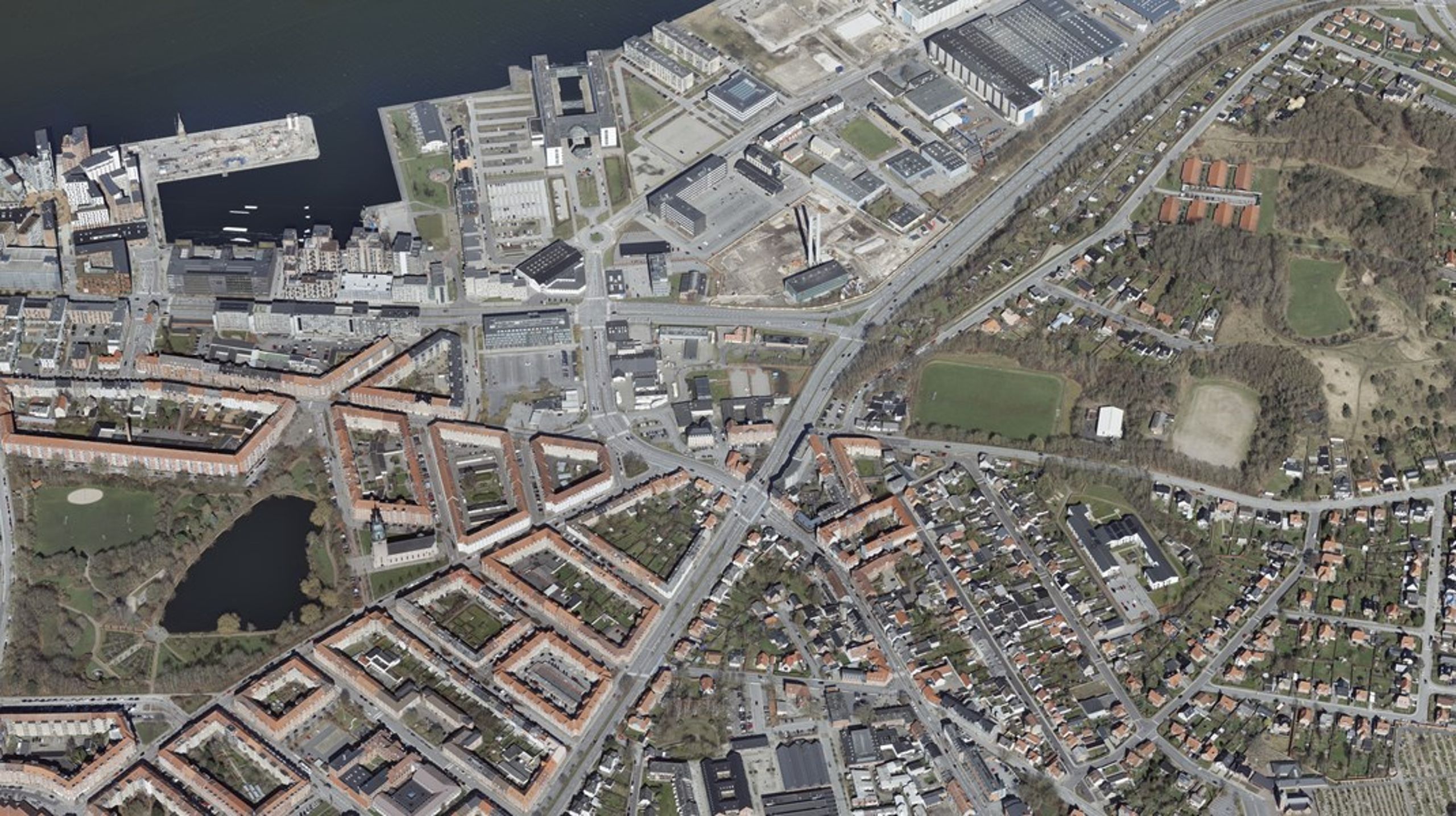 Luftfoto taget over det område i Aalborg, hvor Bygningsstyrelsen netop har købt flere grunde.&nbsp;