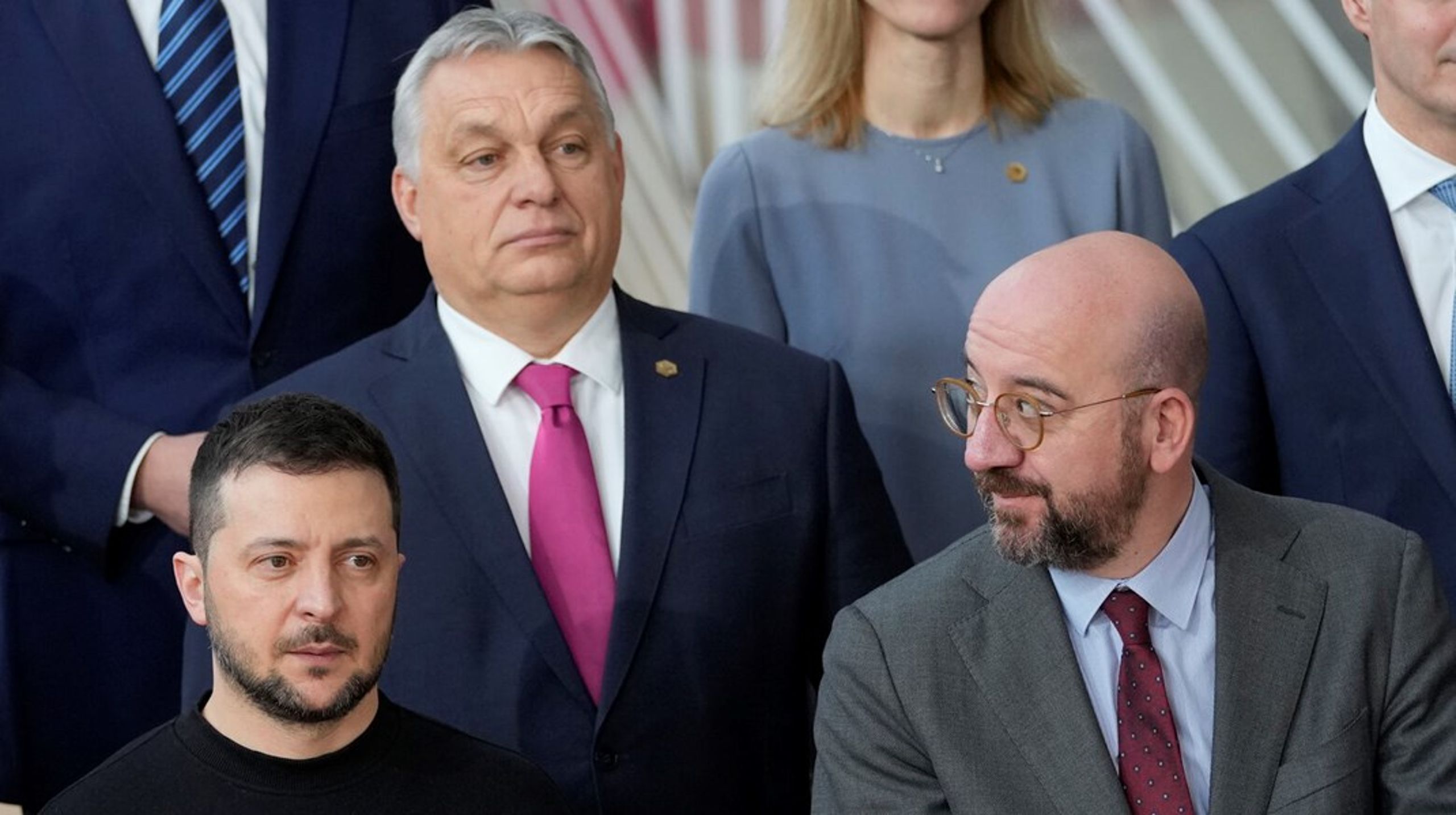 Hvis Charles Michel (t.h.)&nbsp;stopper som formand for Det Europæiske Råd i utide til sommer, uden at der er fundet en afløser, kan hans mandat gå til Ungarns Viktor Orban (øverst), som har det meget stramt med Ukraines Volodymyr Zelenskyj (t.v.).