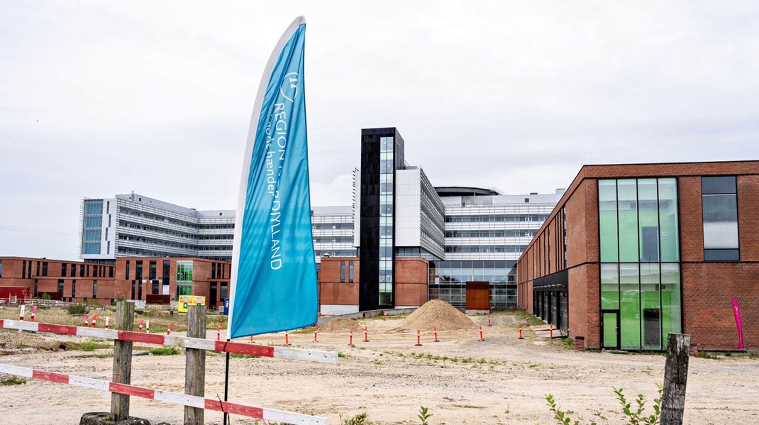Det nye Aalborg Universitetshospital skulle oprindeligt have stået klar i 2021, men efter fejl og forsinkelser forventes hospitalet at kunne tage imod patienter i 2026.