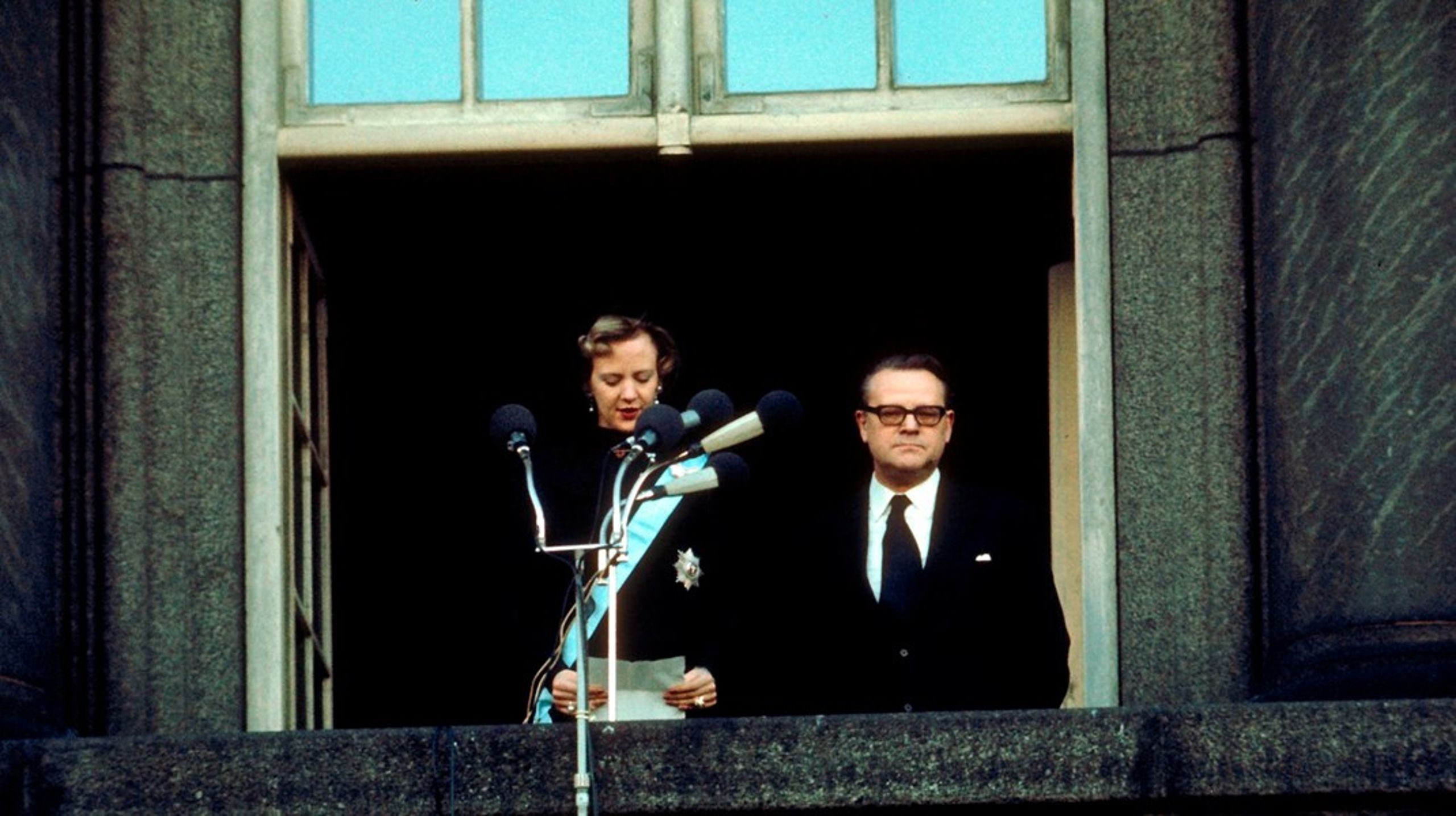 Da den socialdemokratiske statsminister Jens Otto Krag i 1972 udråbte Margrethe til Danmarks nye statsoverhoved på balkonen over Christiansborgs Slotsplads,&nbsp;var han ikke synderligt imponeret, skriver Thomas Larsen.