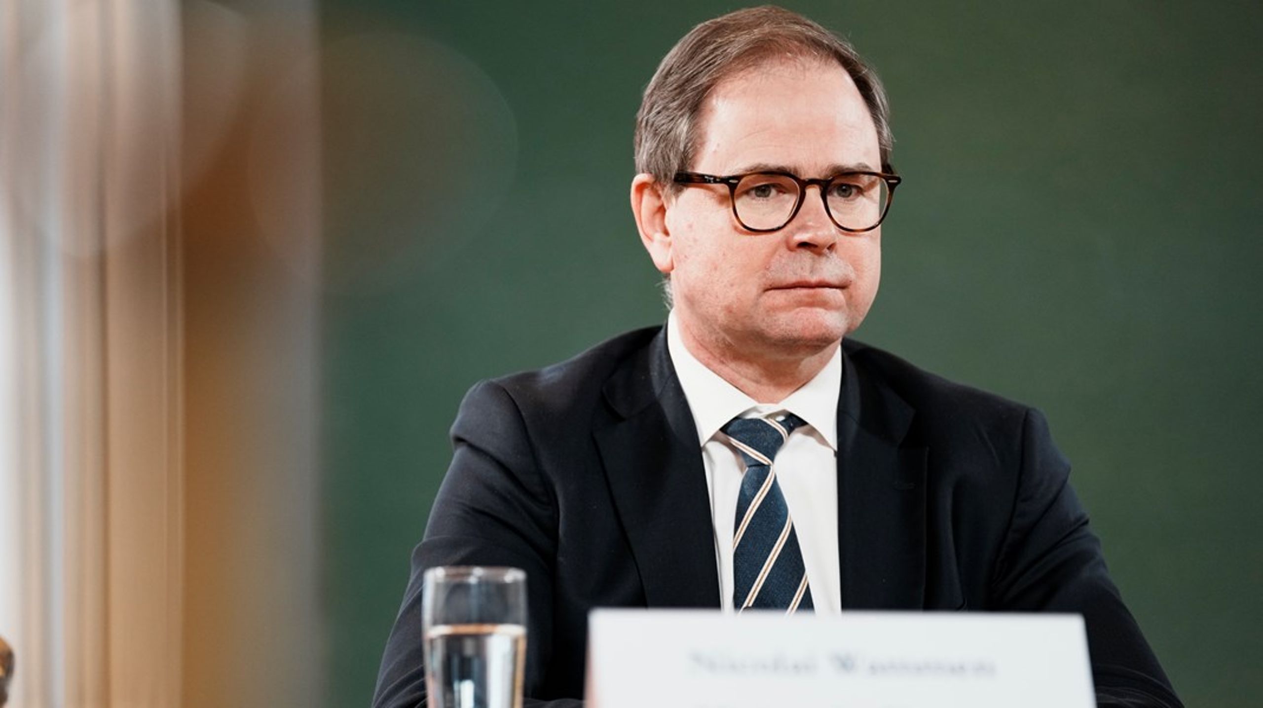 Finansminister Nicolai Wammen (S) oplyser, at Statens It efter vinterferien vil komme med et oplæg til, hvordan man på kort sigt kan forbedre sikkerheden på de statslige servere, der ikke i dag kan sikkerhedsopdateres.