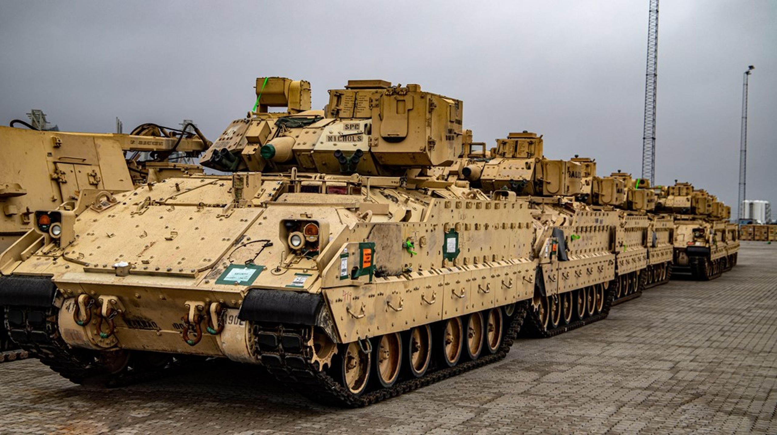 Pansrede køretøjer fra den amerikanske hær på Esbjerg Havn i april 2022.&nbsp;