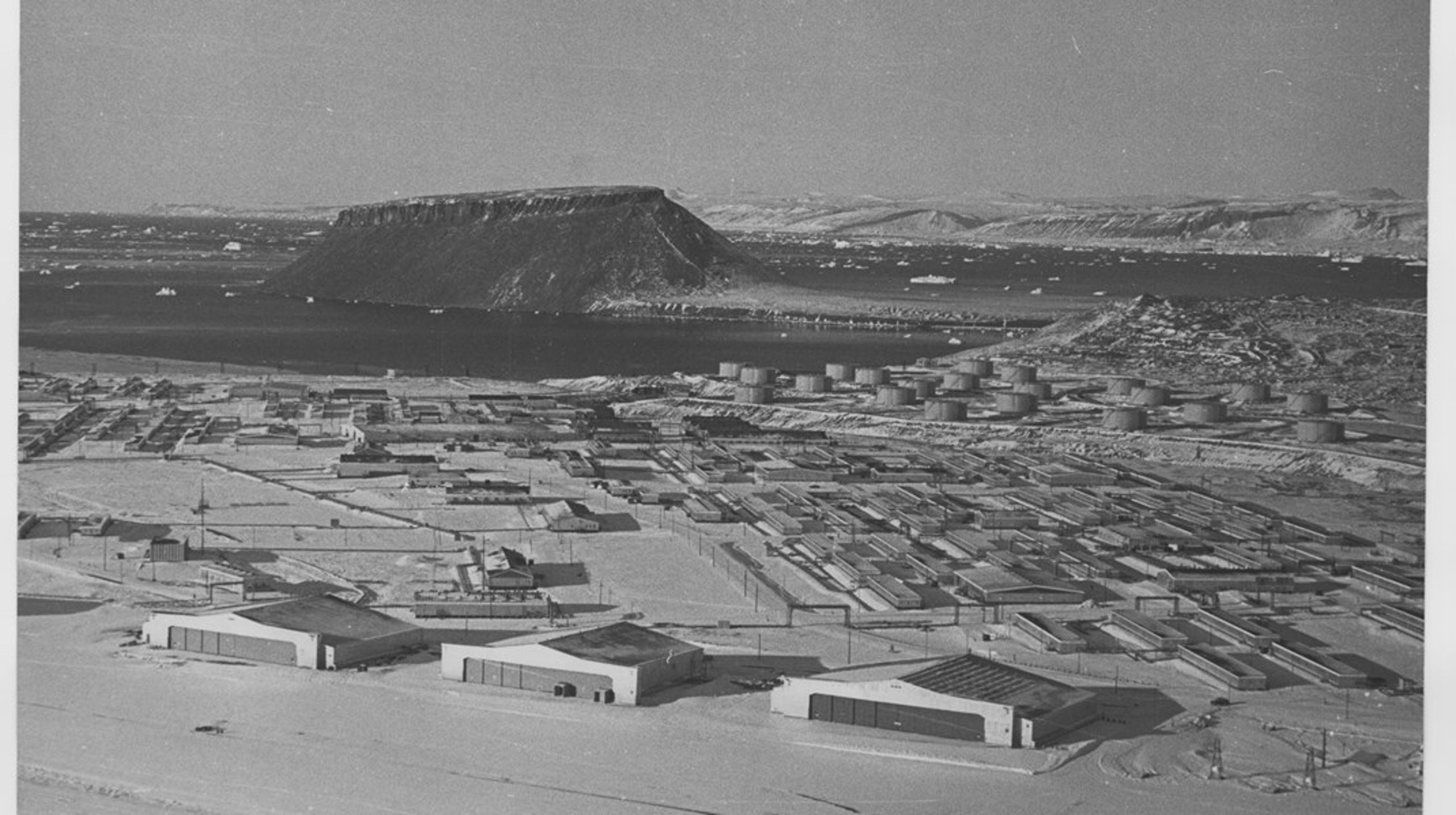Opførelsen af Thulebasen, der i dag hedder Pituffik Space Base, påbegyndte umiddelbart efter Grønlandsaftalen af 1951.