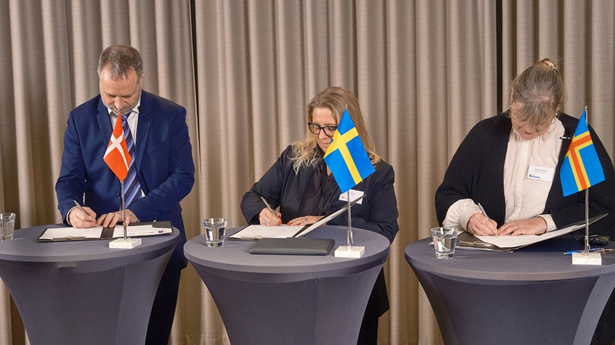 Bornholms borgmester, Jacob Trøst (K), underskriver sammen med&nbsp;Katrin Sjögren, premierminister&nbsp;på Åland og Gotlands borgmester, Meit Fohlin, hensigtserklæringen.&nbsp;