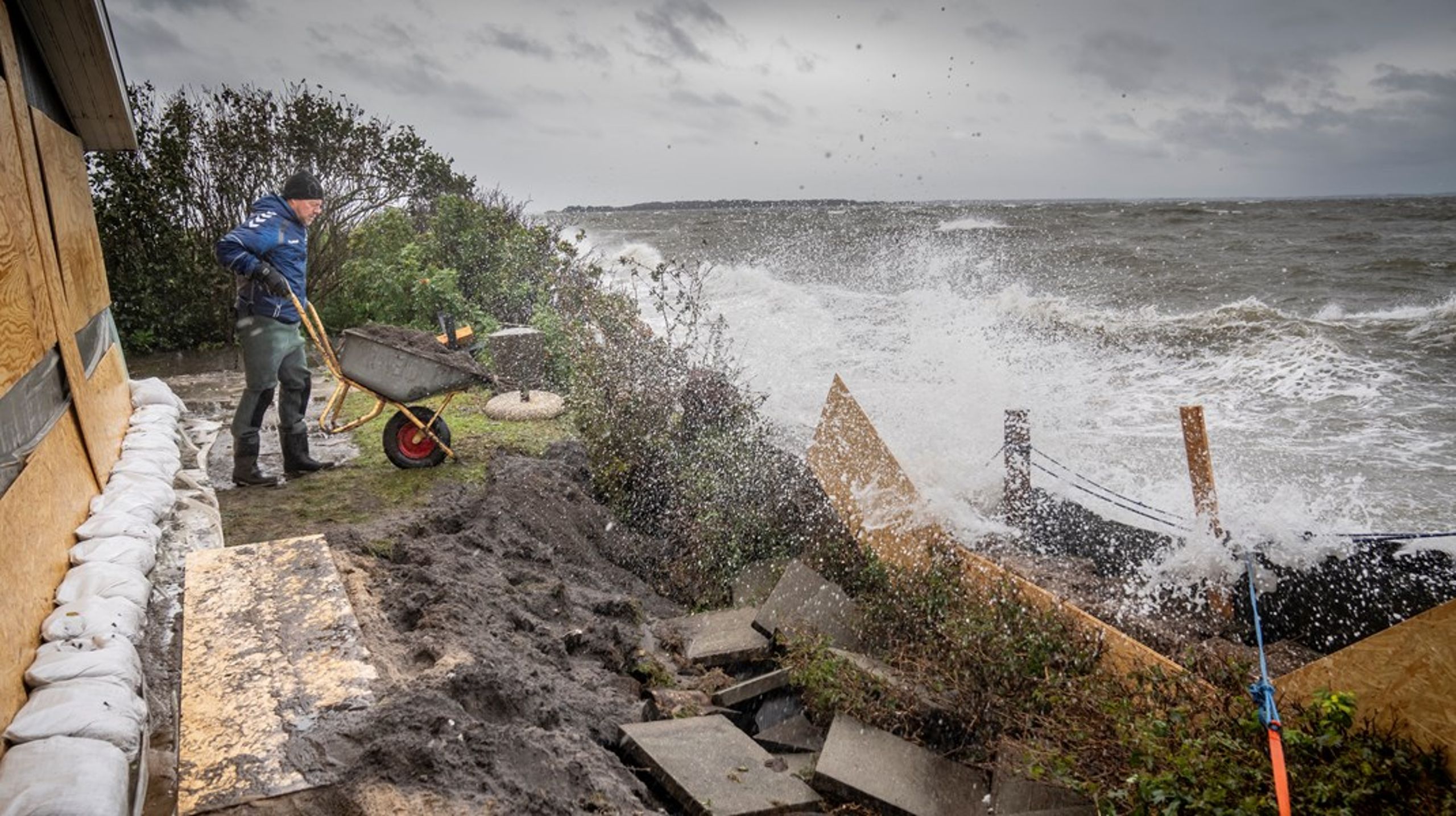 I efterårsferien i 2023 blev Danmark ramt af en storm, som flere steder i de indre farvande skabte forhøjet vandstand, som ikke er set lignende siden 1904. Ved Sandersvig Strand i Lillebælt forsøgte Morten Skytte at beskytte sit sommerhus mod vandmasserne.