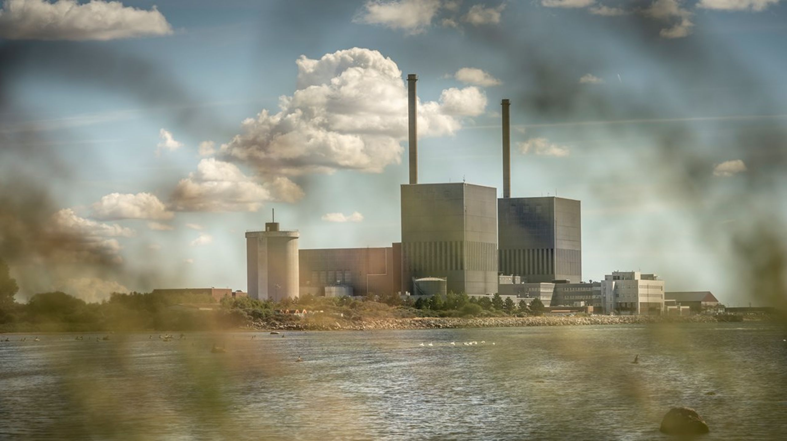 Den sidste reaktor på Barsebäck lukkede i 2005, men atomkraftværket i udkanten af Malmø står stadig som et monument over årtiers dansk modstand mod atomkraft. Både på Christiansborg og i befolkningen er der dog sket en opblødning i holdningen til atomkraft.&nbsp;