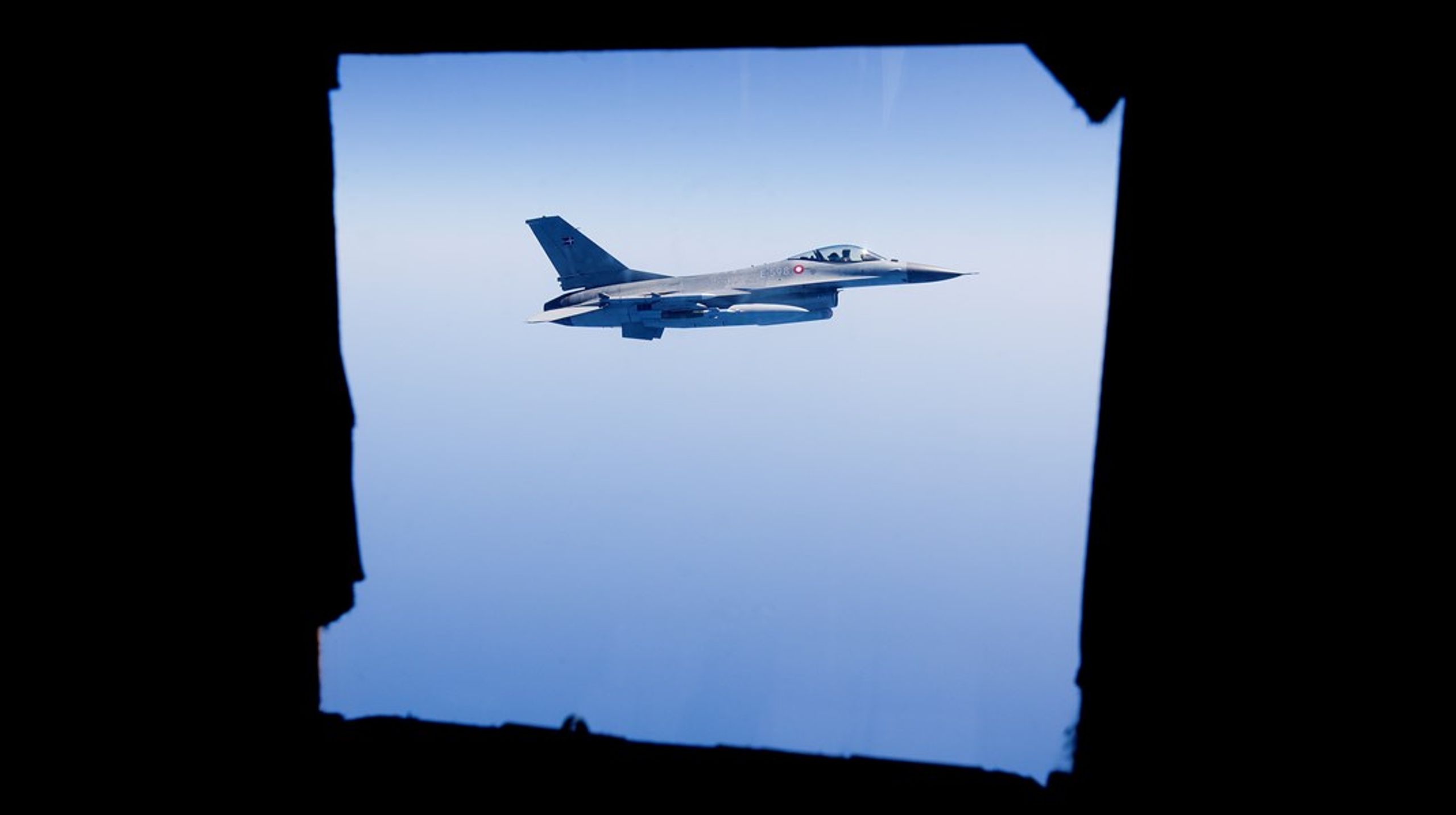 Dansk F-16 på vingerne over Libyen. Altinget kan sammen med The Guardian og Airwars afsløre, at de danske kampfly har været involveret i angreb, der dræbte op mod 14 civile.&nbsp;<br>