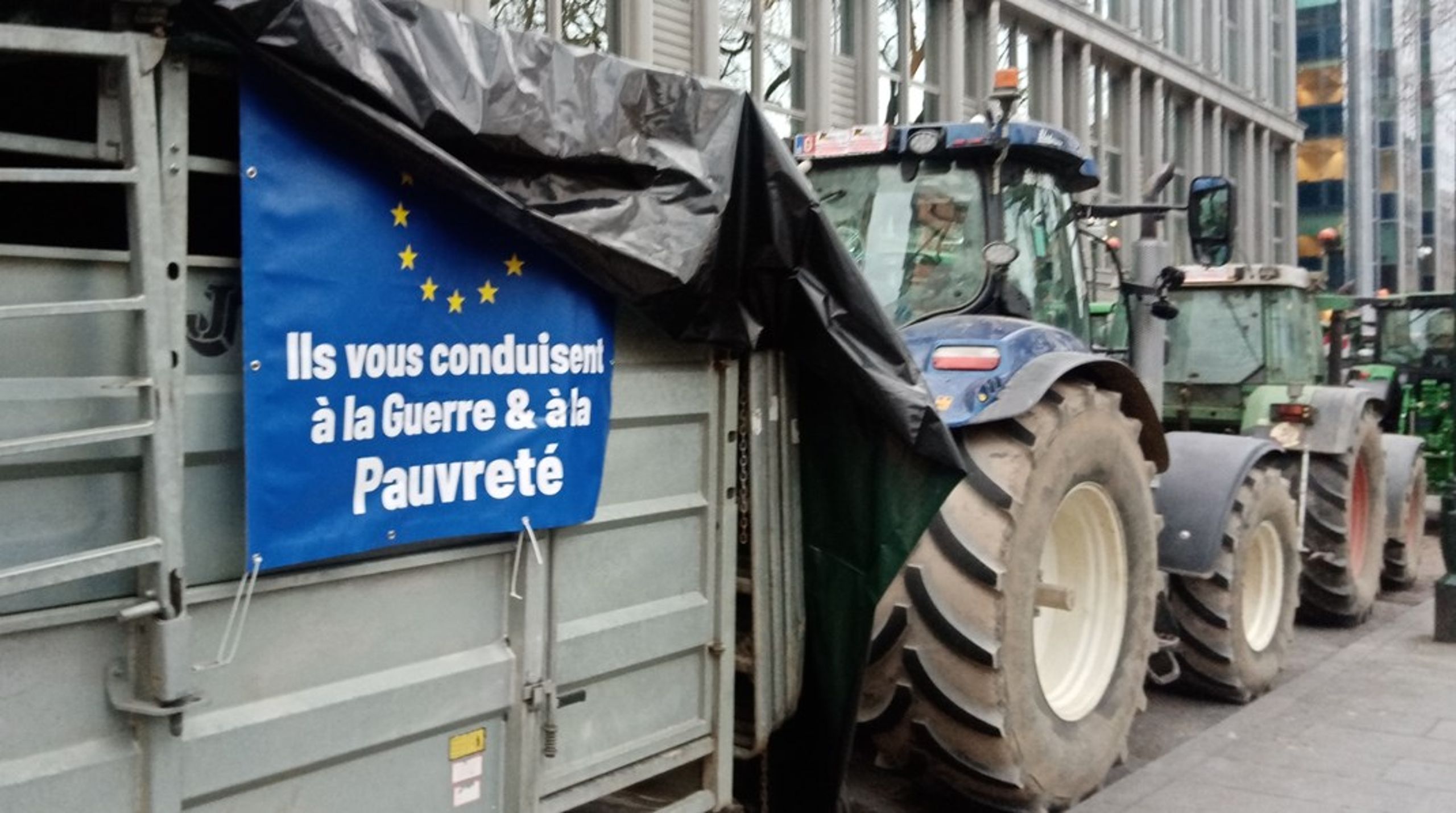 "De fører jer mod krig og fattigdom," står der på siden af én af de landbrugsmaskiner, der i denne uge fandt vej til EU-kvarteret i Bruxelles.