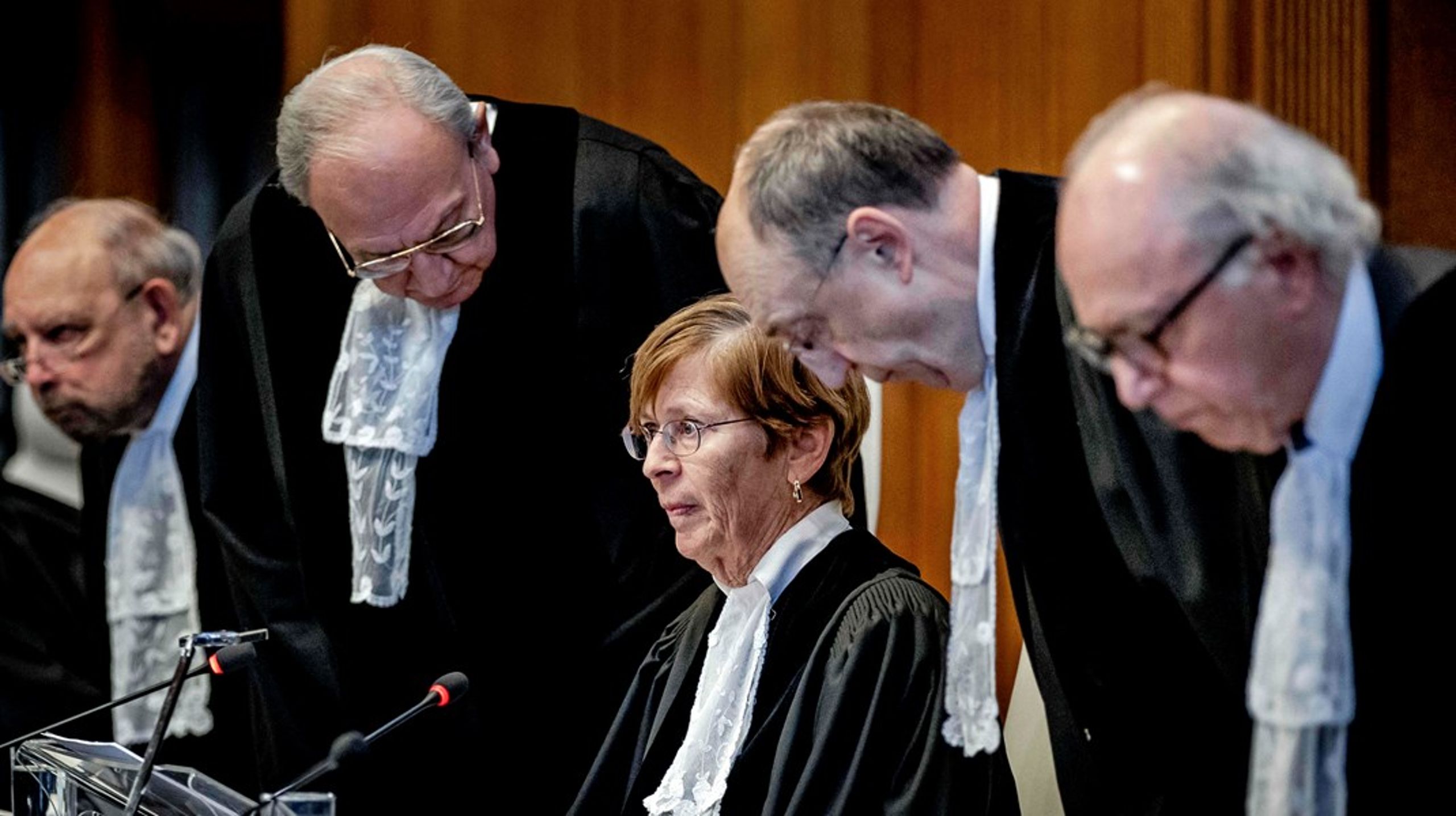 Retsformanden i Den Internationale Domstol, Joan Donoghue, og de resterende dommere ankommer til retssalen i Haag fredag 26. januar.