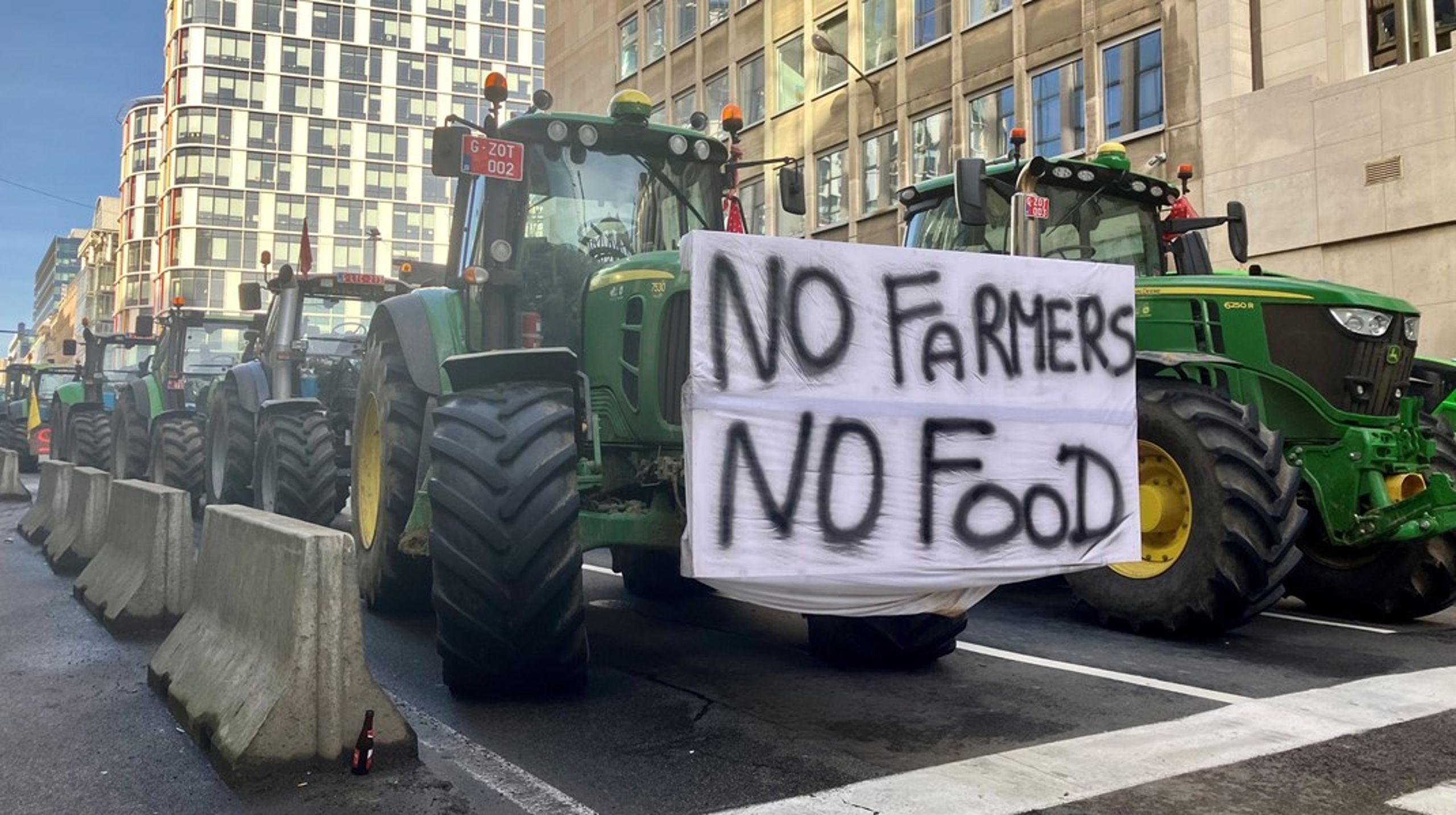 Store dele af EU-kvarteret og andre steder i Bruxelles var torsdag blokeret af over 1.000 traktorer, mens landmænd fra flere lande demonstrerede.