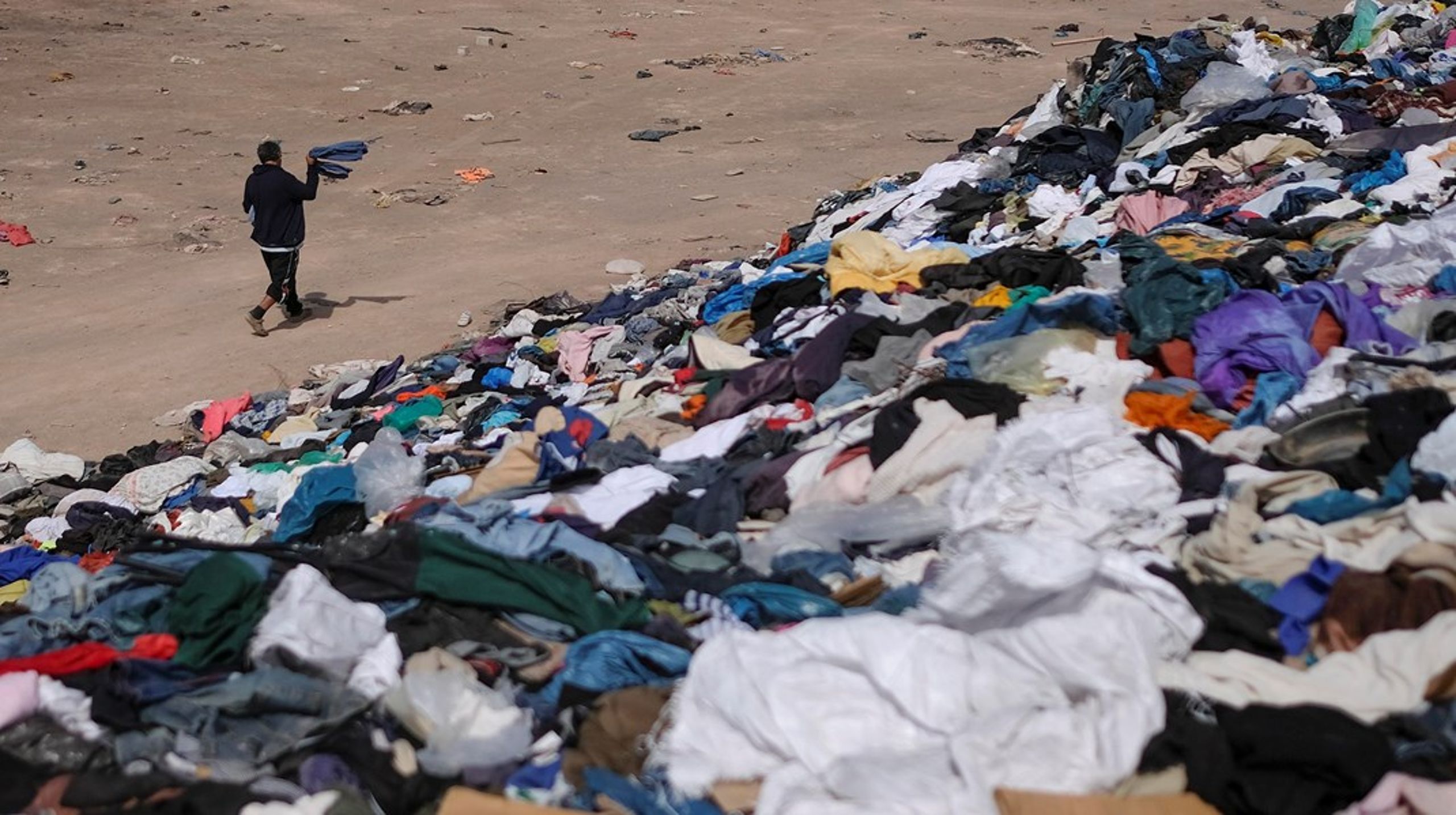 Alt for meget tøj ender i store affaldsbjerge i lande med dårlige forudsætninger for at håndtere affaldet miljømæssigt forsvarligt, skriver Anne Paulin, Lea Wermelin og Ida Auken.