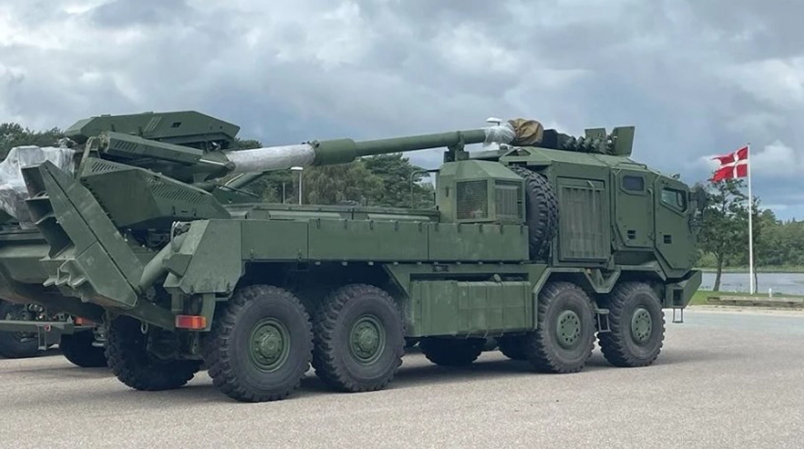 Demo-modellen af ATMOS-artillerikanonen på dansk jord. Danmark har lånt kanonen af Elbit Systems indtil vi modtager de første rigtige kanoner.