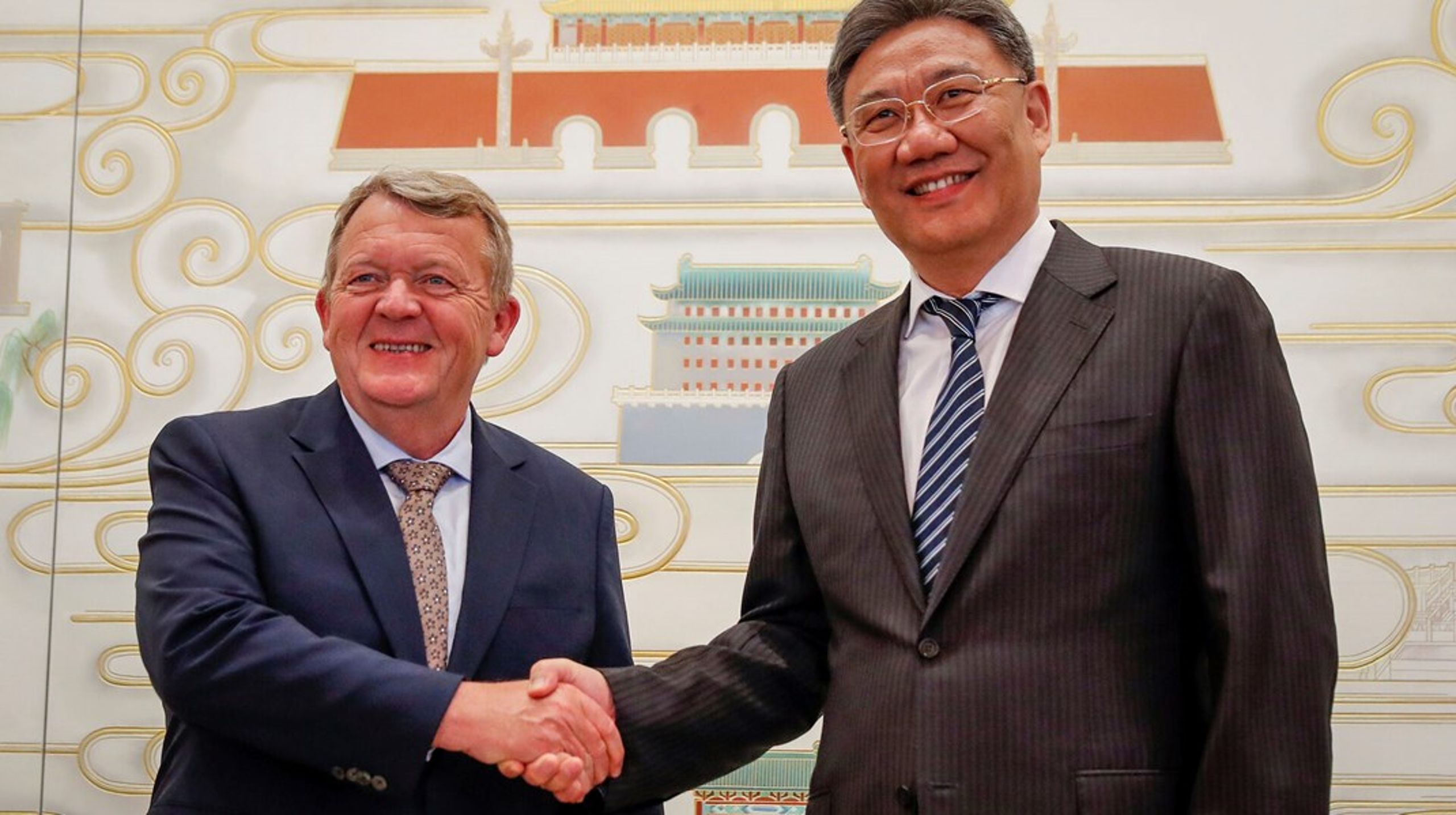 Danmarks udenrigsminister Lars Løkke Rasmussen (t.v.) giver hånd til Kinas erhvervsminister Wang Wentao i Beijing i august 2023 i forbindelse med indgåelsen af en dansk-kinesisk partnerskabsaftale.