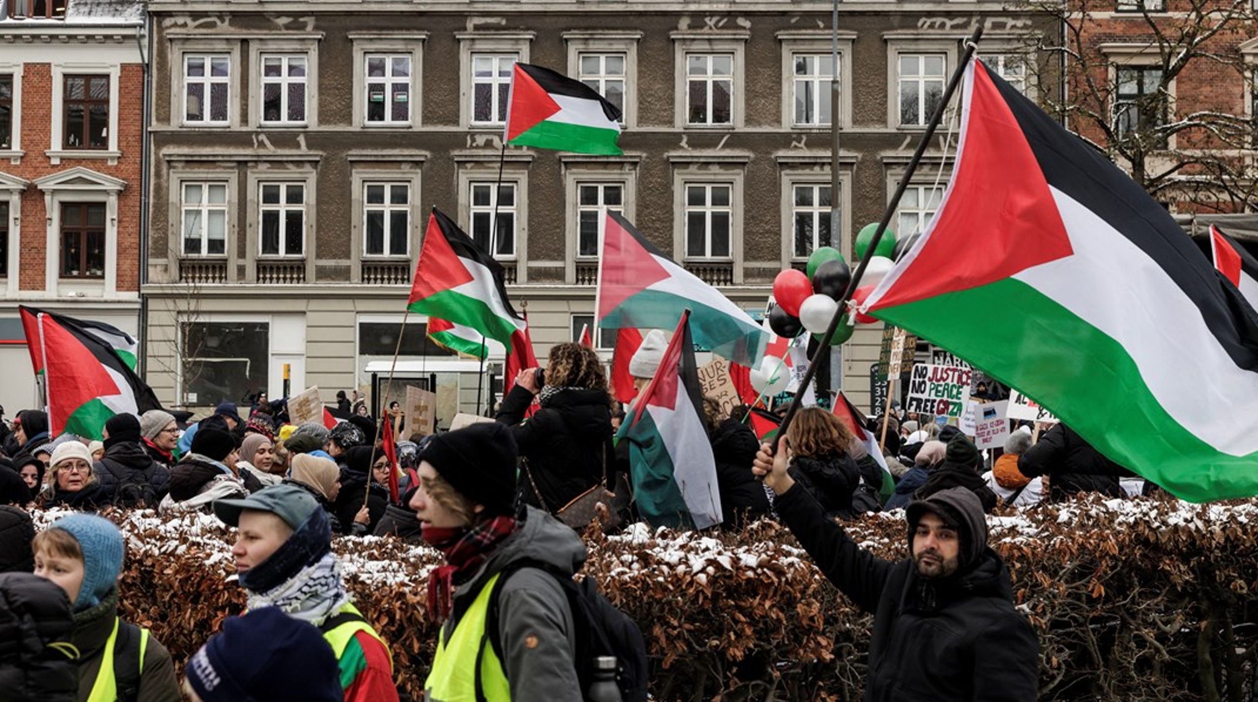 Jeg har set danskere i tusindvis deltage i propalæstinensiske demonstrationer. Om de reflekterer over, hvad de i grunden bakker op om, ved jeg ikke, skriver Søren Søndergaard.
