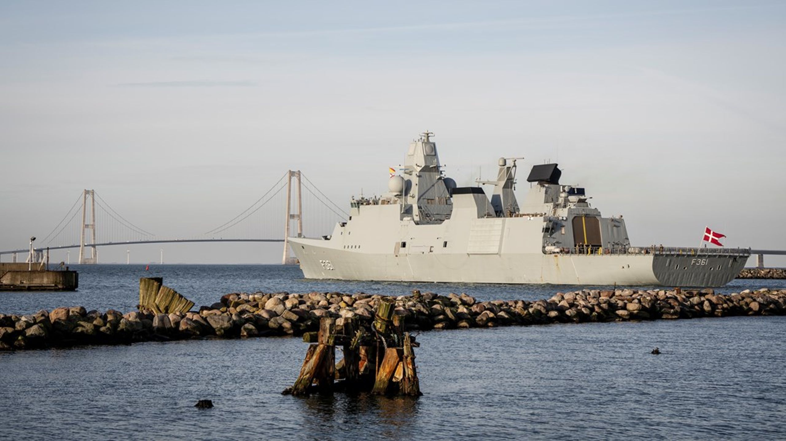 Fregatten Iver Huitfeldt lagde fra land ved Korsør med kursus mod Rødehavet den 29. januar.<br>