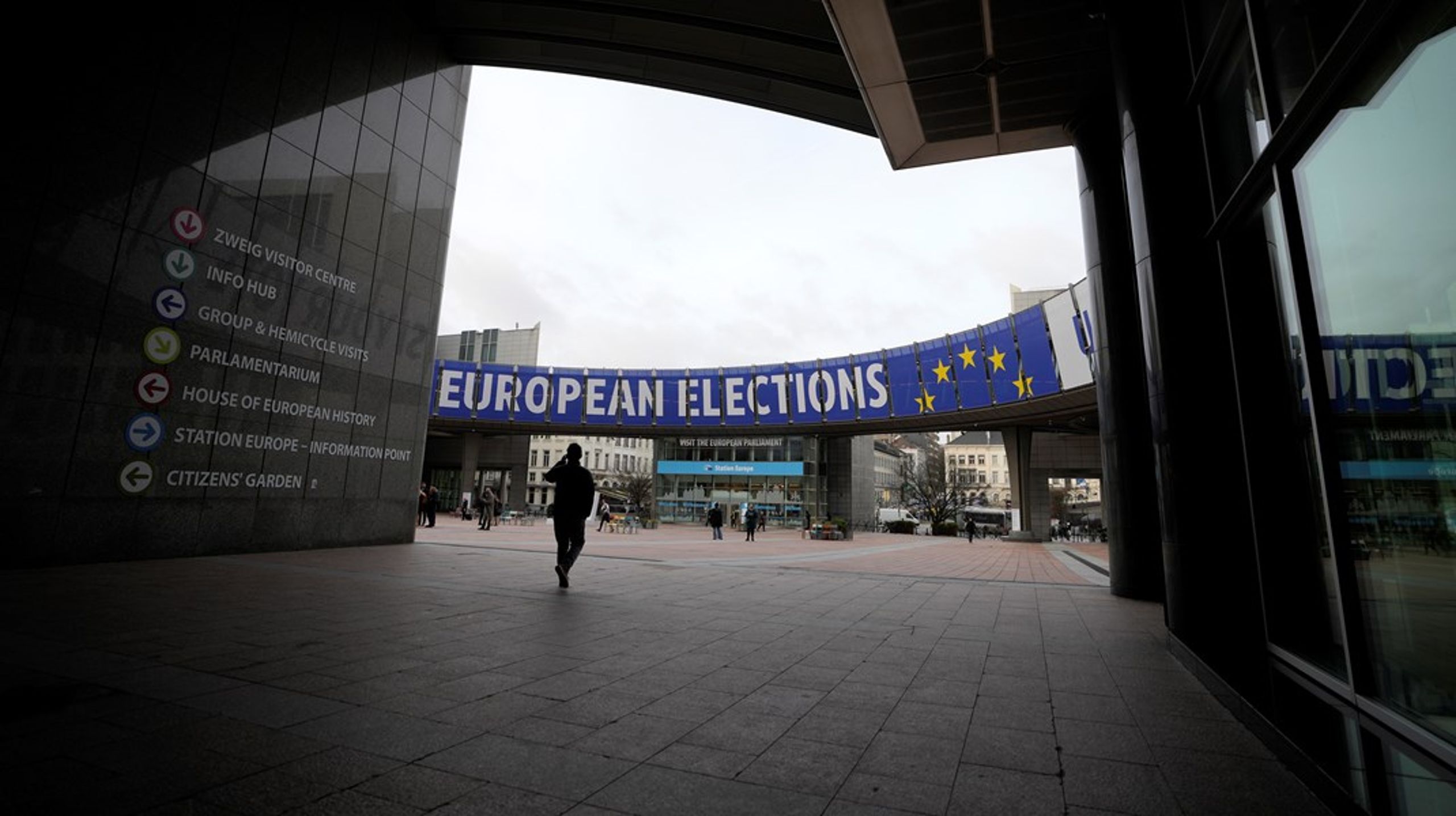 Der gøres klar til EU-valget i juni. Her uden for Europa-Parlamentet i Bruxelles.