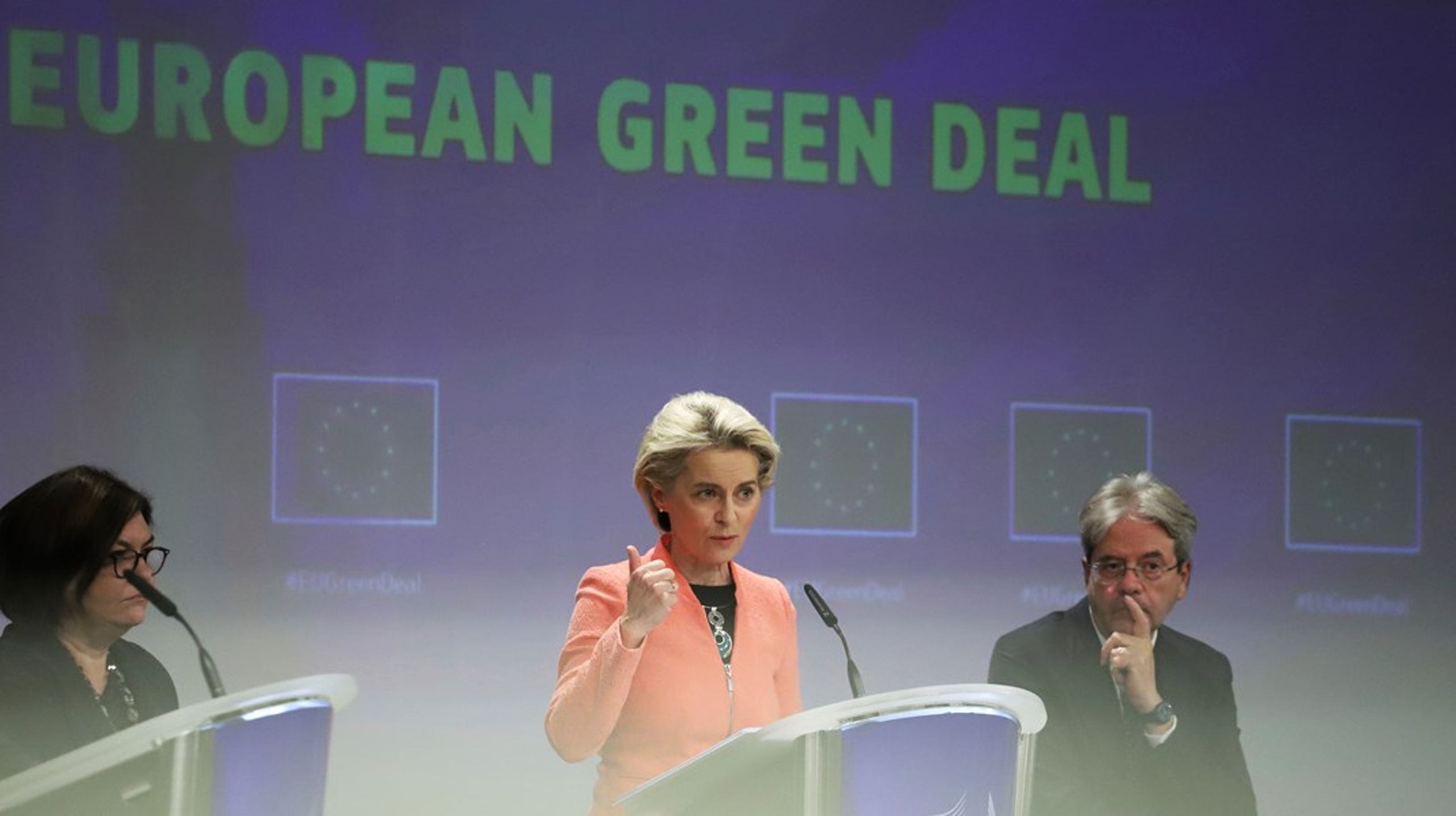 Meget vand er løbet i åen siden Ursula von der Leyen som
relativt ny kommissionsformand stod fadder til EU’s grønne pagt. Nu søger hun
genvalg, og det kræver en genfortolkning af den europæiske klimakamp.