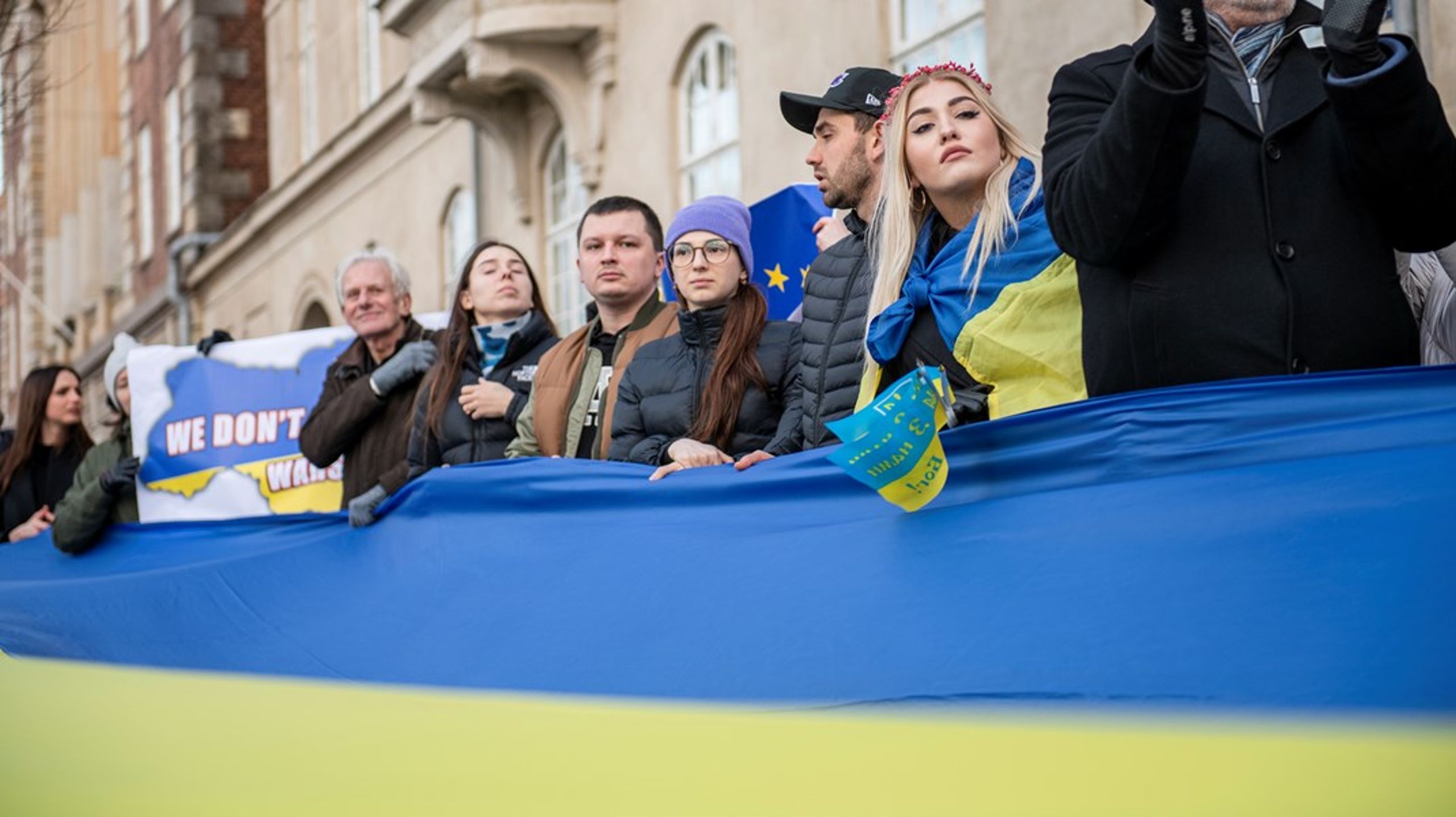 Ti ungdomspartier stod bag en demonstration foran den russiske ambassade