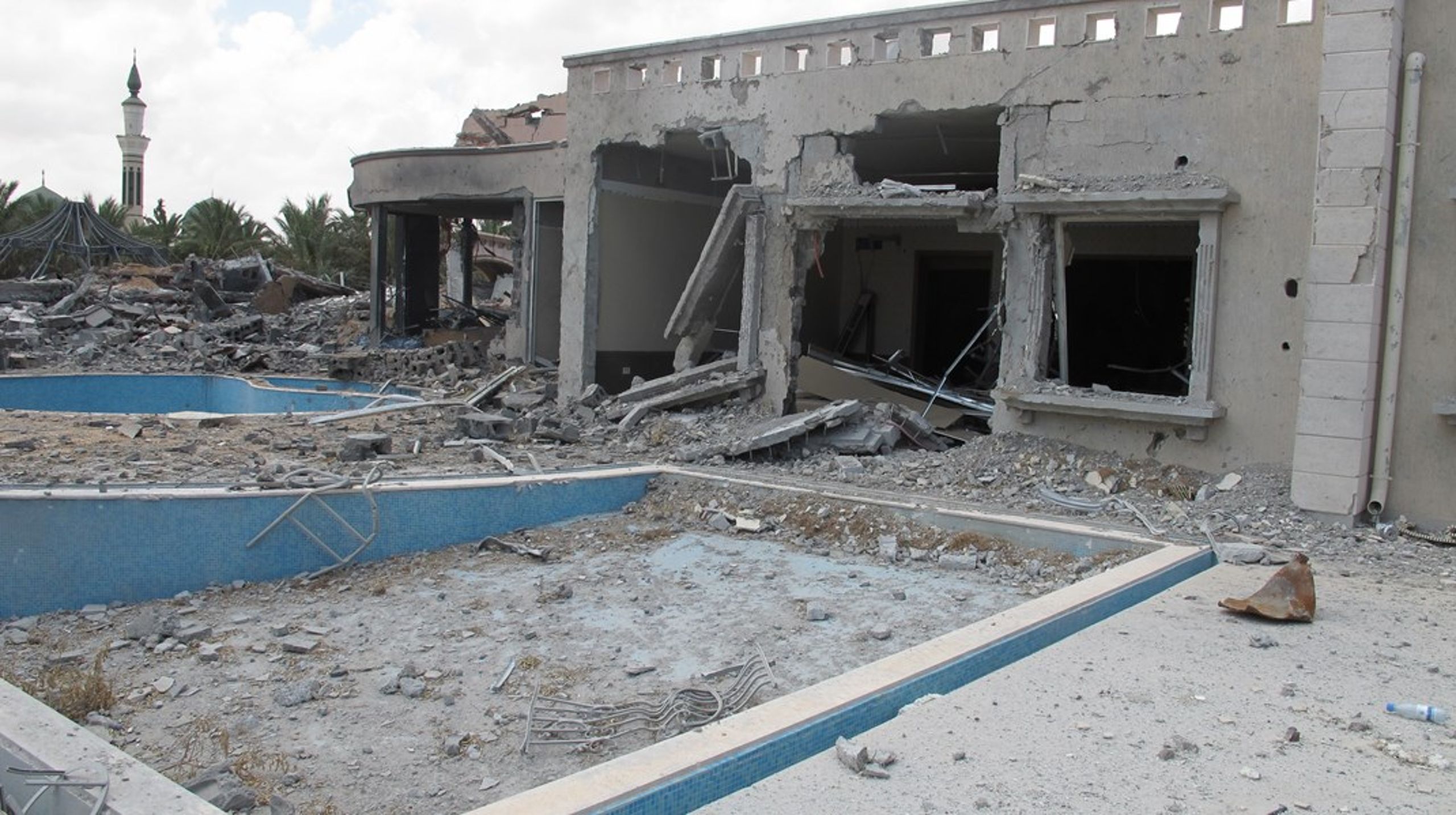 12 civile blev dræbt i luftangrebet på Hamedi-familiens ejendom i byen Surman. Danmark og et fortsat hemmeligholdt land stod bag. Det land bør nu stå frem, mener blandt andre Human Rights Watch.&nbsp;