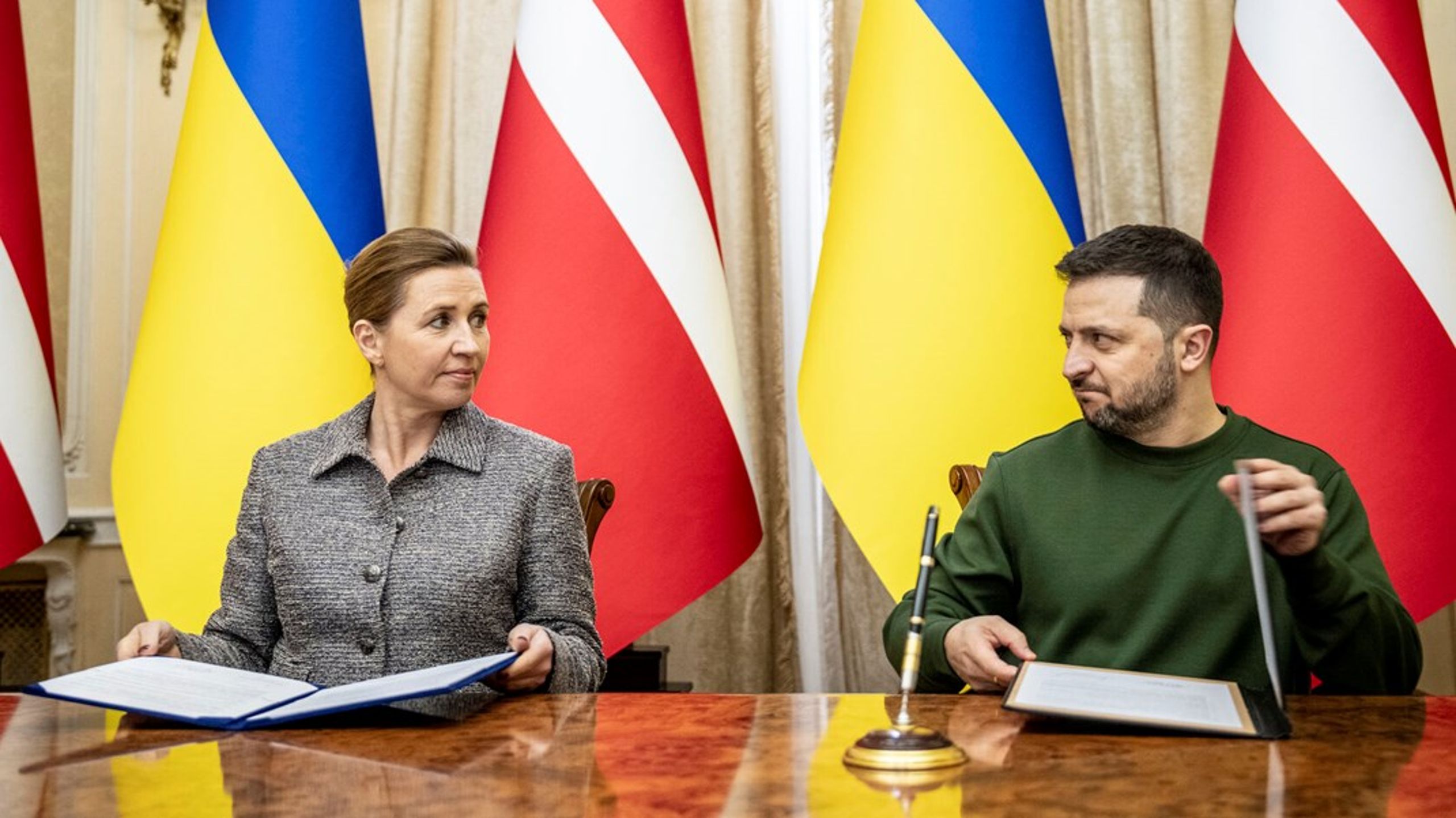 I fredags skrev statsminister Mette Frederiksen (S) under på et sikkerhedstilsagn til Ukraine. Mandag mødes hun i Paris med øvrige toppolitikere for at diskutere, hvad der mere kan gøres for det krigsplagede land.