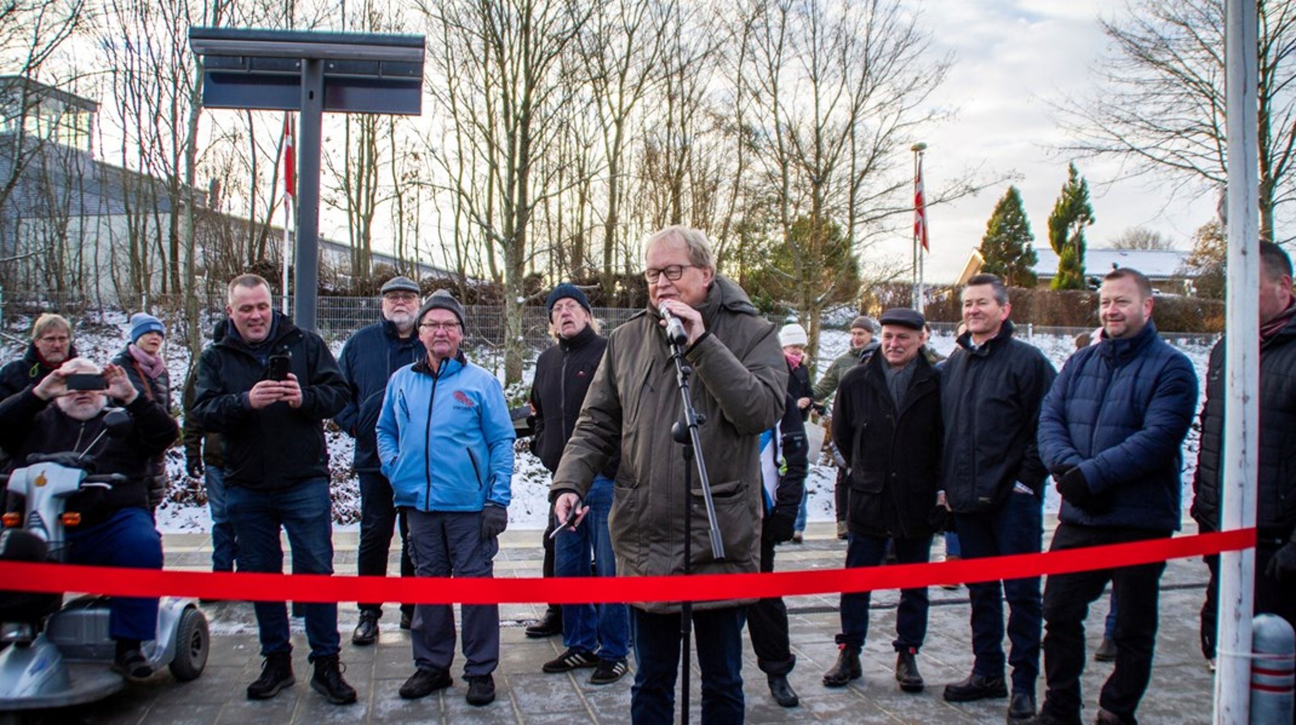 Viborgs borgmester Ulrik Wilbek (V) klipper den røde snor over til indvielsen af Sparkærs nye togstop.