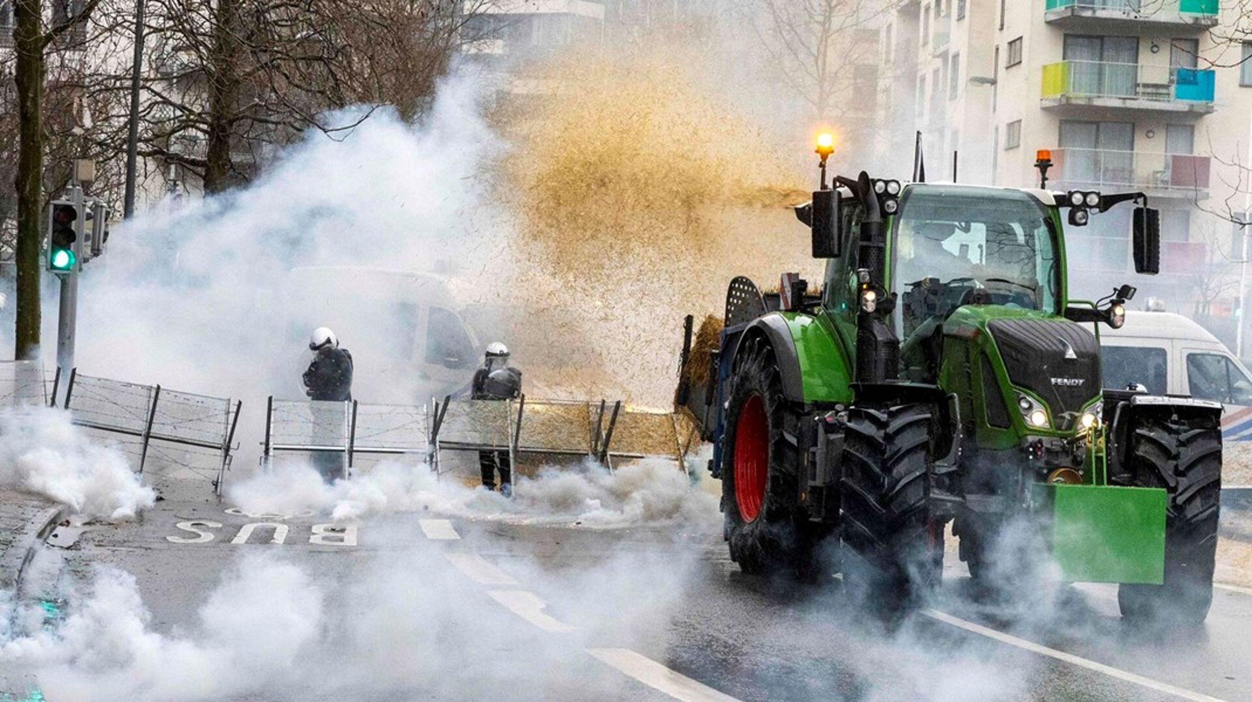 Traktorer brød flere steder igennem politiafspærringer, da vrede landmænd i mandags forsøgte at råbe EU's ministre op under et møde i Bruxelles.