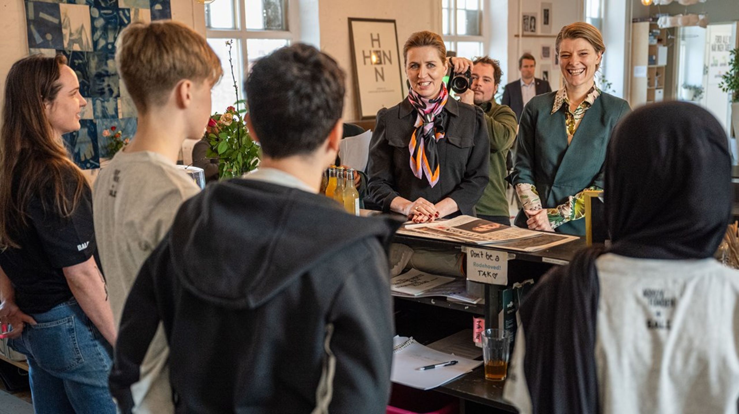 Trods rekordhøj beskæftigelse er der fortsat 43.000 unge mellem 15 og 24 år&nbsp;uden uddannelse og job. Mette Frederiksen (S) og Ane Halsboe-Jørgensen (S)&nbsp;hilser på unge, der har fritidsjob som cafémedarbejdere.