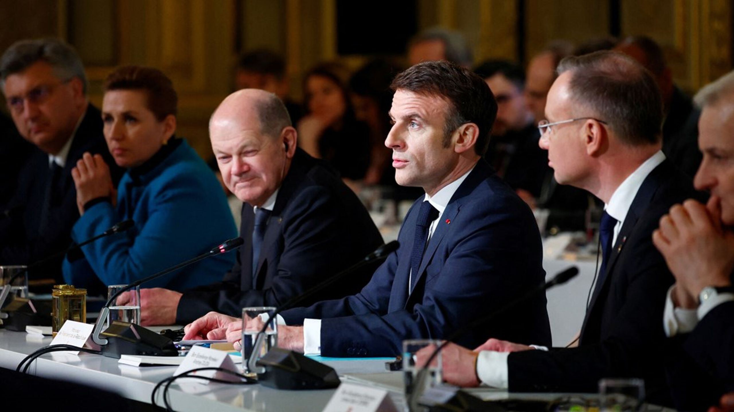 Mandag var Frankrigs præsident, Emmanuel Macron, vært for en konference i Paris i anledning af toårsdagen for Ruslands invasion af Ukraine. Blandt ledere og ministre fra 20 vestlige lande var statsminister Mette Frederiksen (S) og Tysklands forbundskansler, Olaf Scholz.