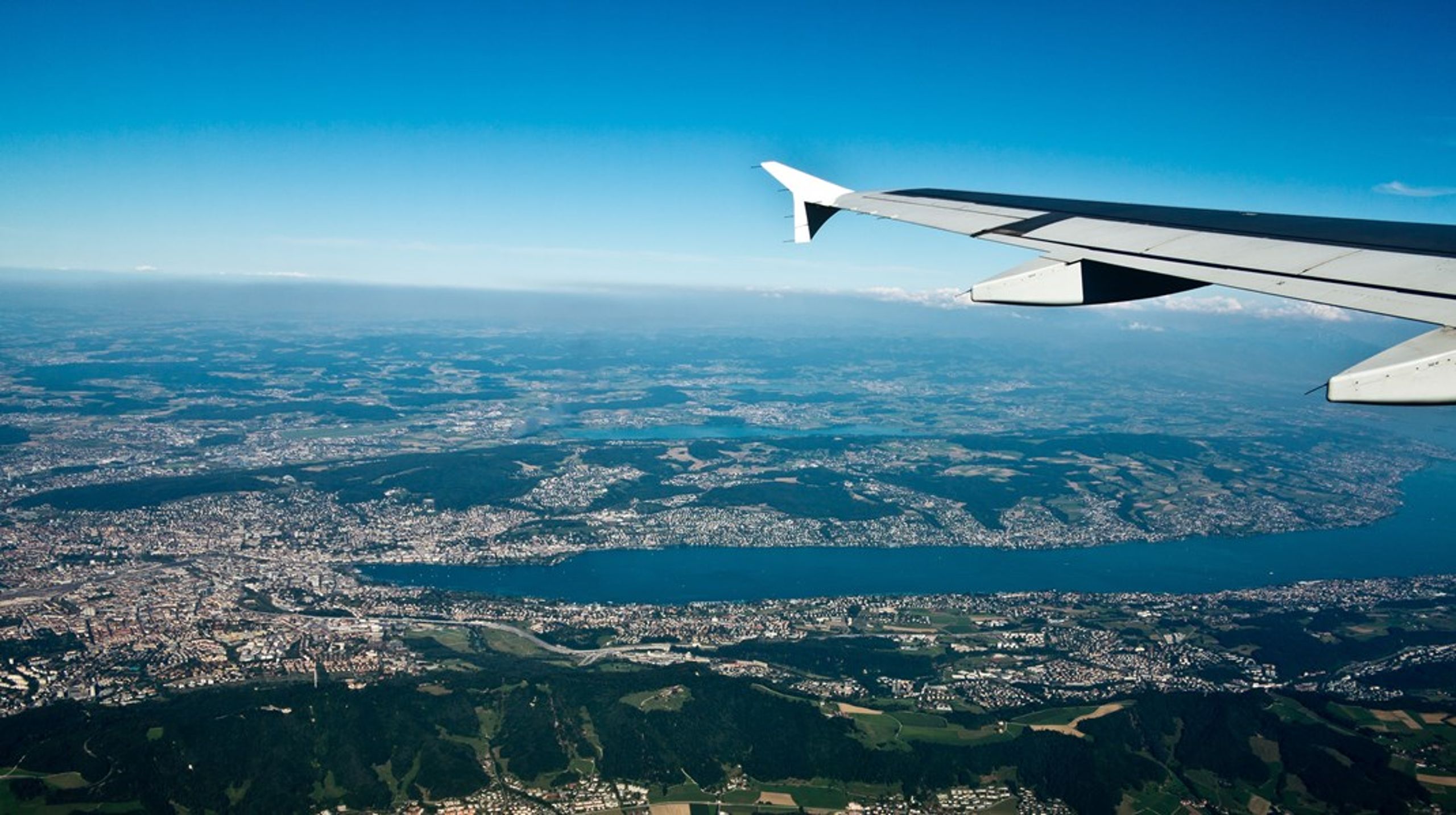 Otte folketingsmedlemmer flyver mandag til Zürich og tager toget videre til Bern for at studere erhvervsskoler i Schweiz.