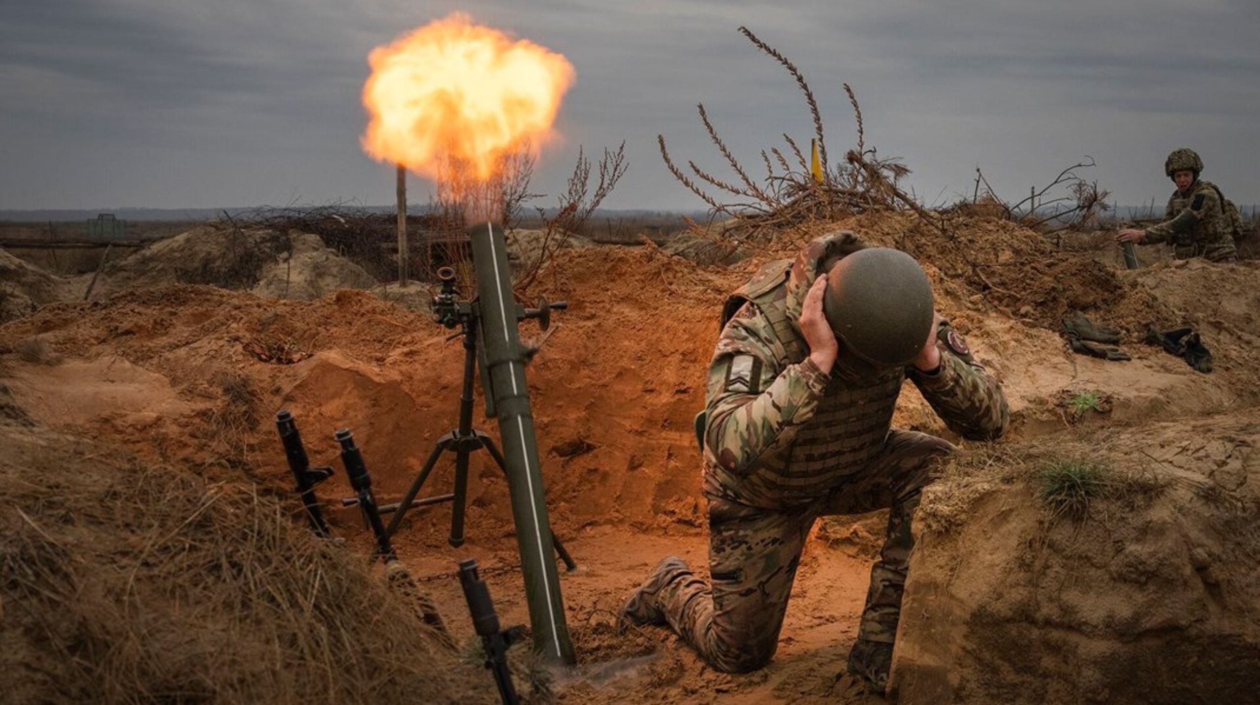 De ukrainske soldater ved fronten mangler i stigende grad granater og anden ammunition, fordi der ikke bliver produceret og leveret nok fra USA og de europæiske allierede.&nbsp;