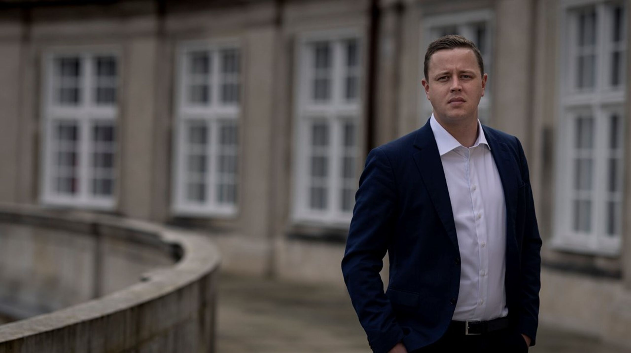 30-årige Mads Korsholm blev hentet ind som kampagnechef i Liberal Alliance i 2021. I sidste uge blev han fyret. Nu har Dansk Folkeparti ansat ham i en nyoprettet stilling.