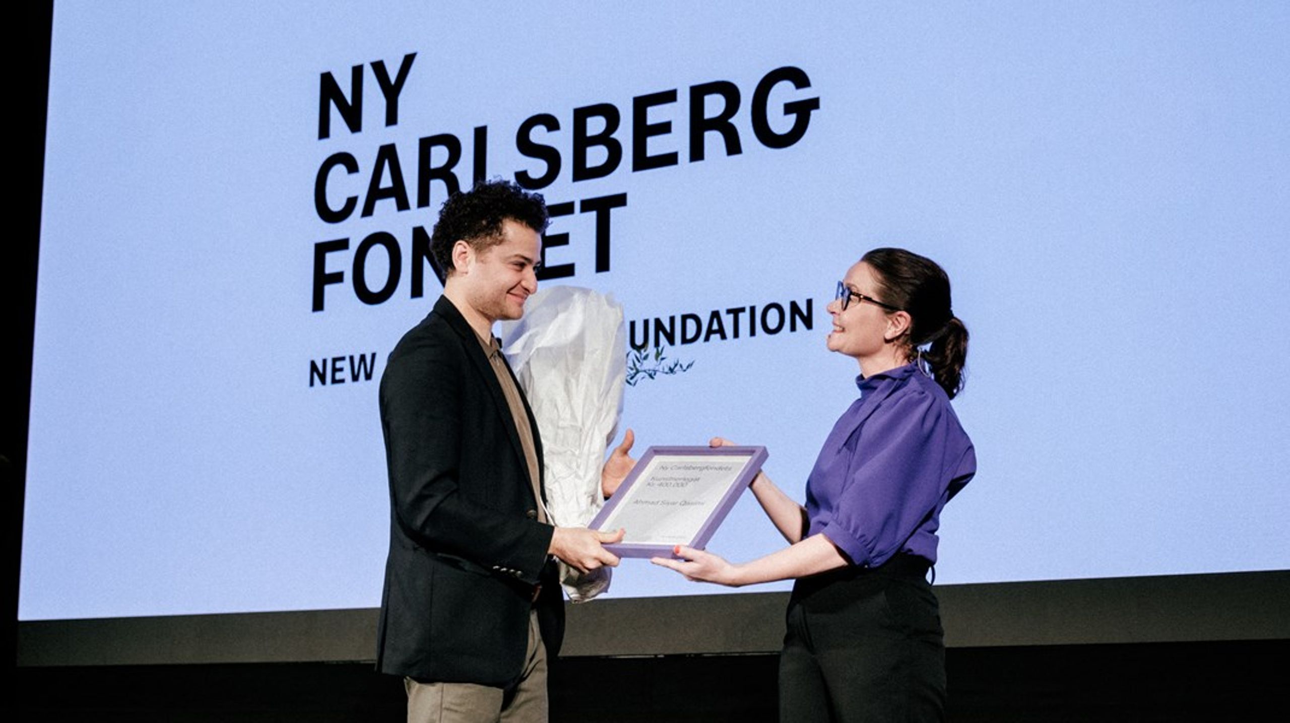 Billedkunstner og prisvinder Ahmad Siyar Qasimi får overrakt det ene af Ny Carlsbergfondets fem kunstlegater på 400.000 kroner.