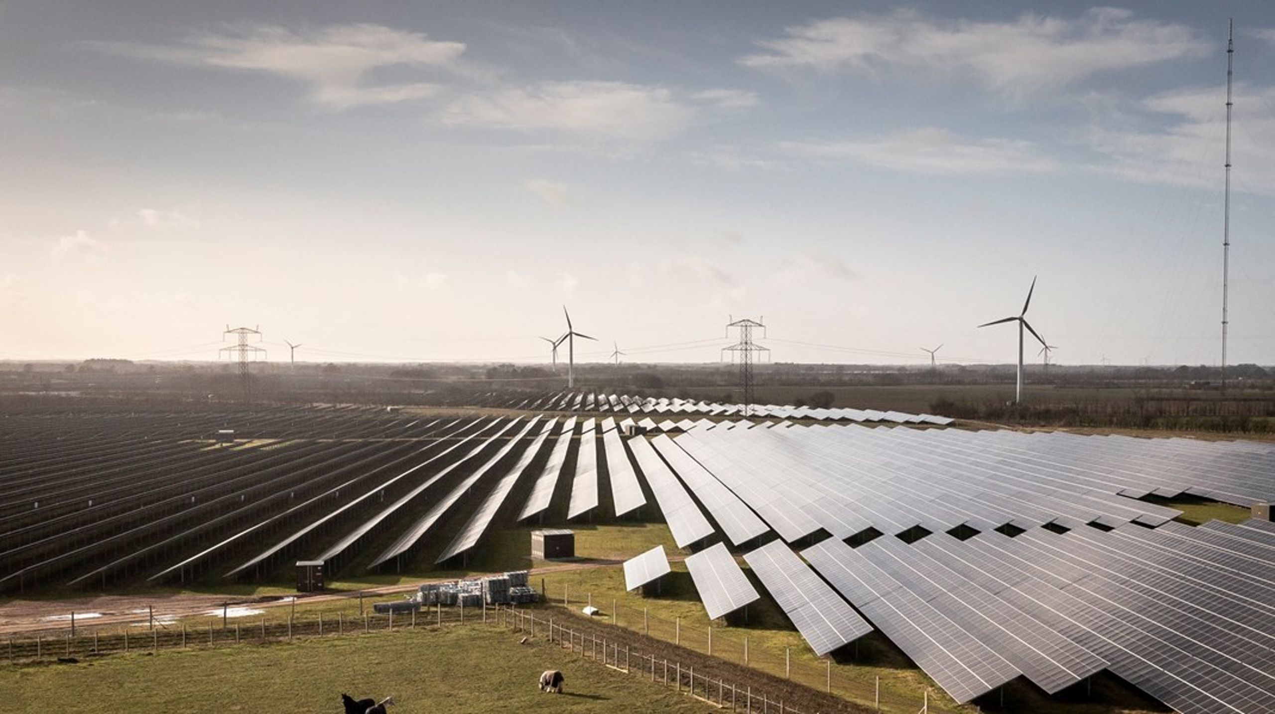 Allerede om få år kan en ren solcellepark ikke betale sig at etablere.&nbsp;Det kommer til at gøre ondt på regeringens ambitioner om en firdobling af grøn strøm på land, skriver Svend Elberg.